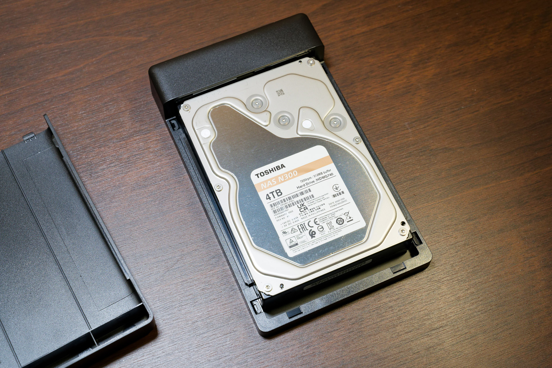 HDDケースに収めた東芝のNAS用HDD「N300」