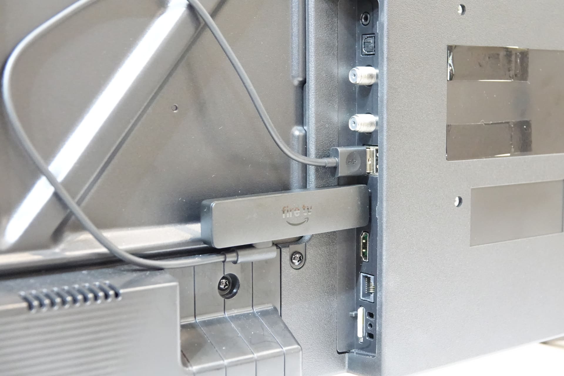 テレビ裏がよりスリムに、電源アダプターも原則不要になった