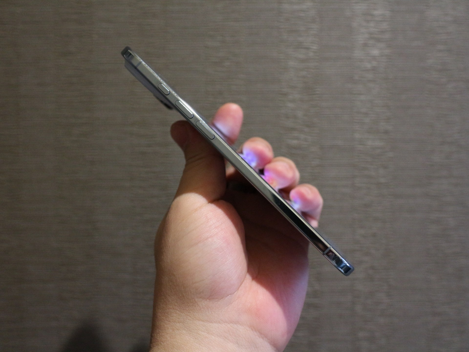 iPhone Airの薄さ、軽さは唯一無二。発売から半年以上が経過しても色あせない魅力だ