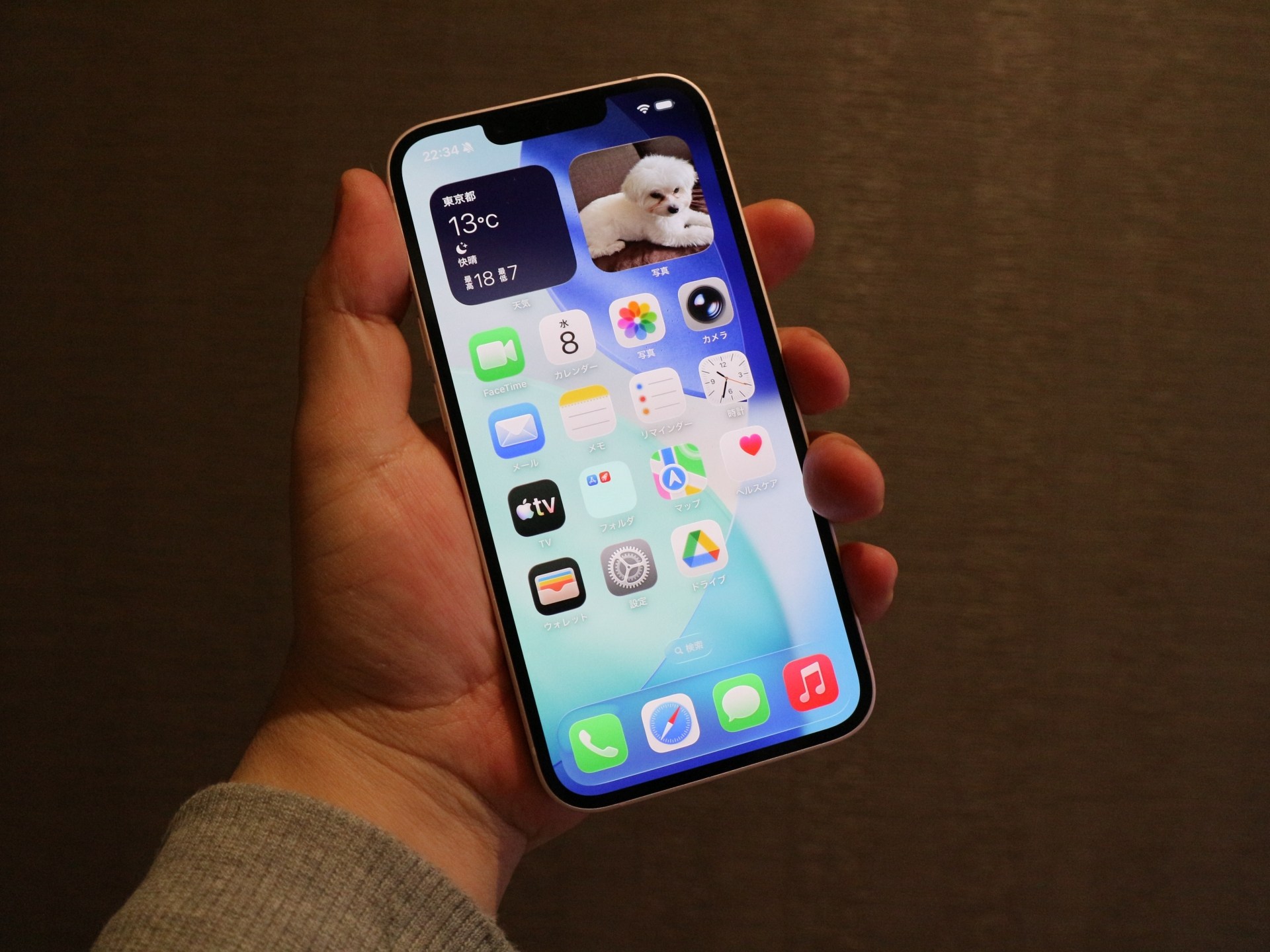 iPhone 17eはコンパクトで、iPhone Airとは違う方向性の持ちやすさを実現している