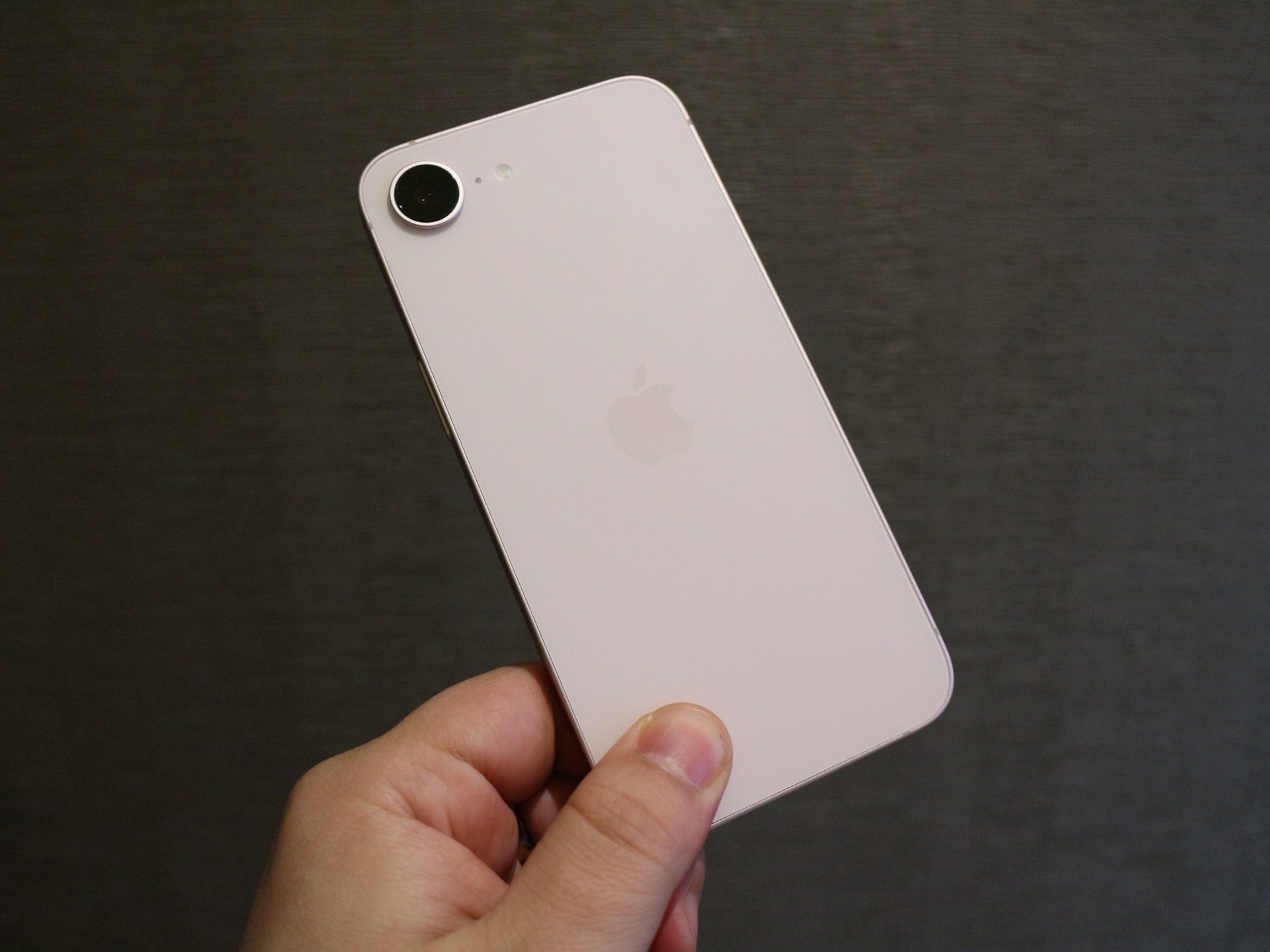 ピンクと聞いて敬遠しがちな男性もいるだろうが、違和感なく使える淡い色合いに仕上がっている