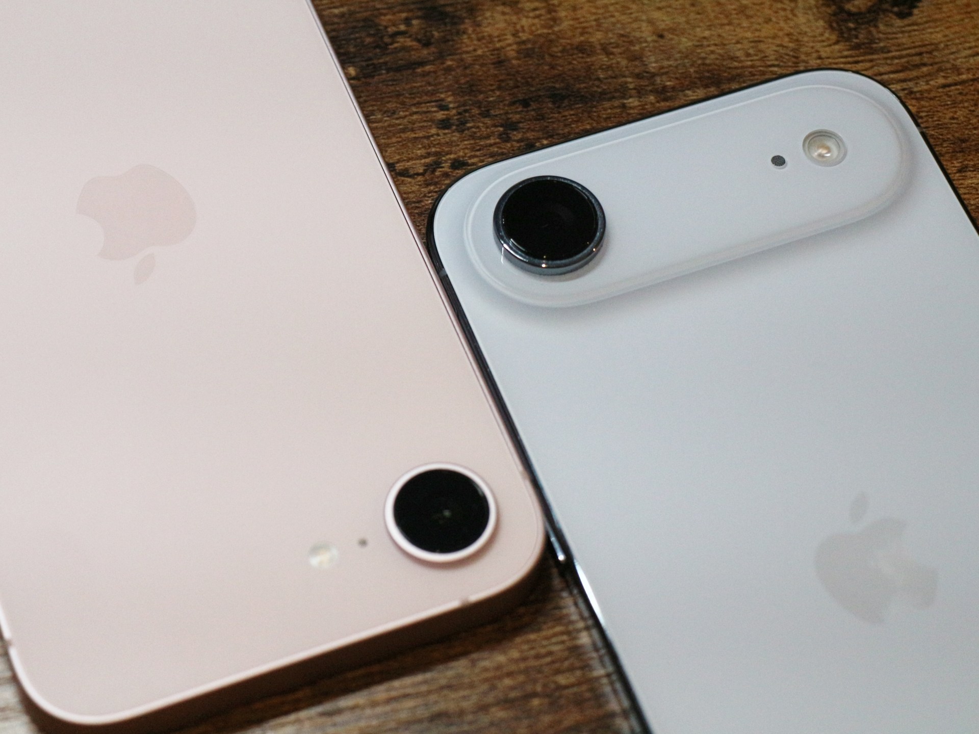 どちらもシングルカメラを搭載。使い勝手に大きな差はない