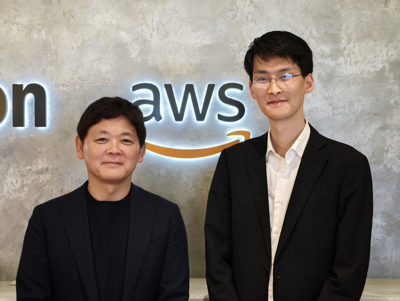 アマゾン ウェブ サービス ジャパンの恒松幹彦氏（左）と川崎一青氏（右）