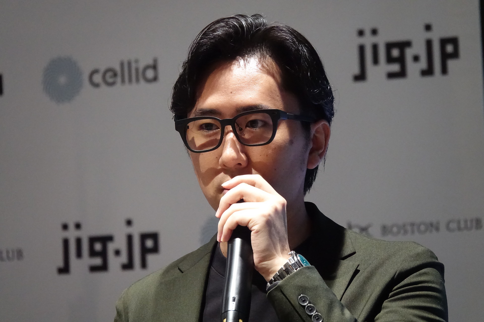 新製品を身に着けているjig.jpの川股将社長