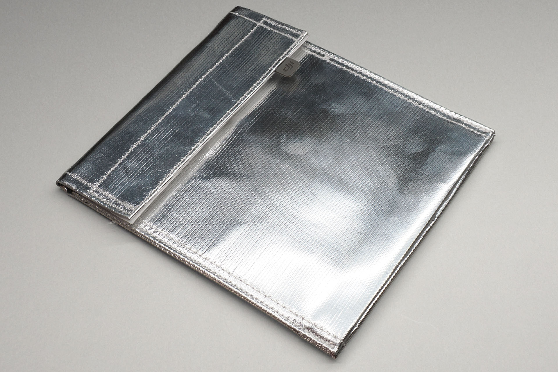 ドローンでおなじみDJIの「DJI バッテリーセーフバッグ」。外側はアルミ的な素材で安心感があるような気がしなくもない。