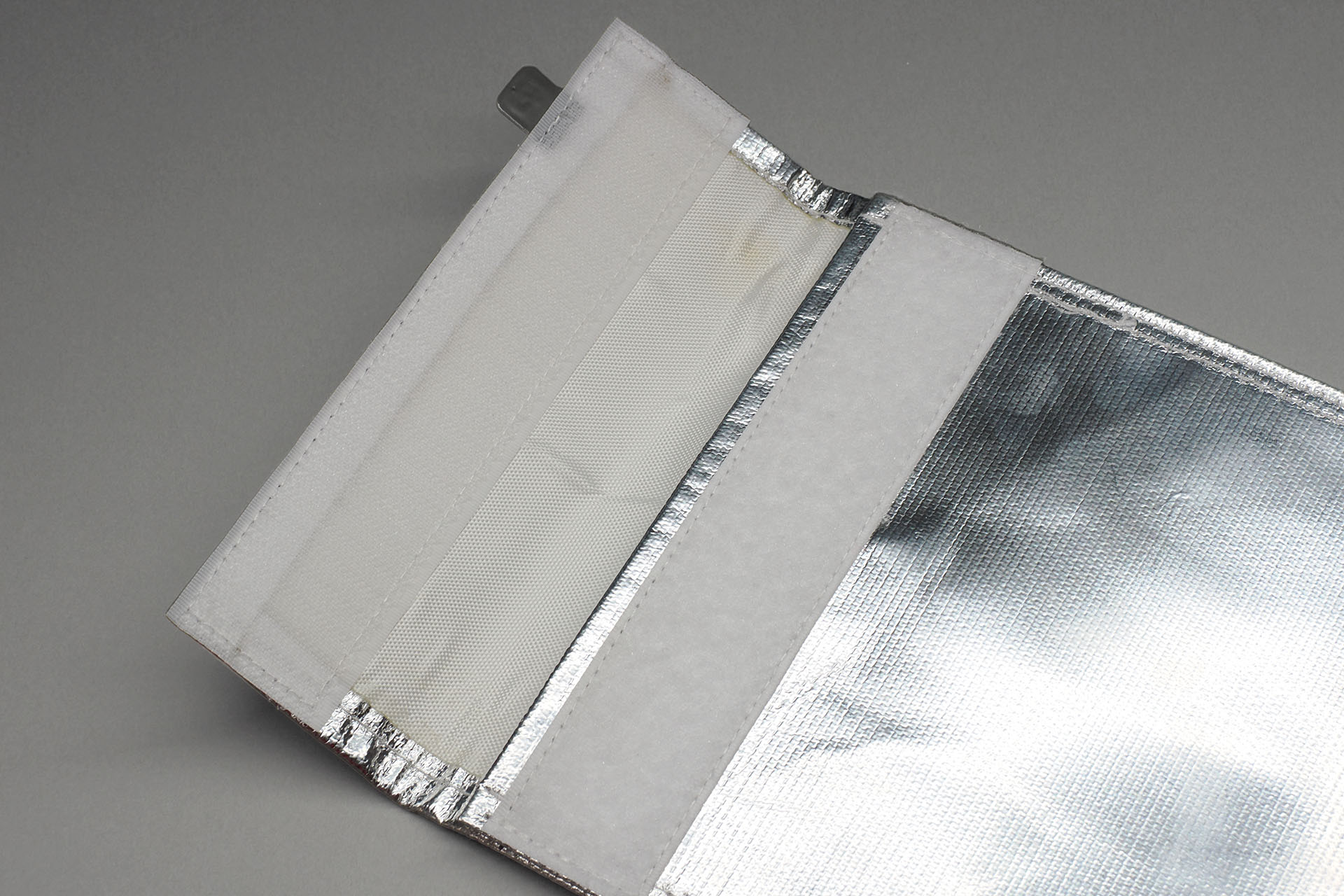 中身は樹脂素材で、たぶんこれが難燃性なのだろう。