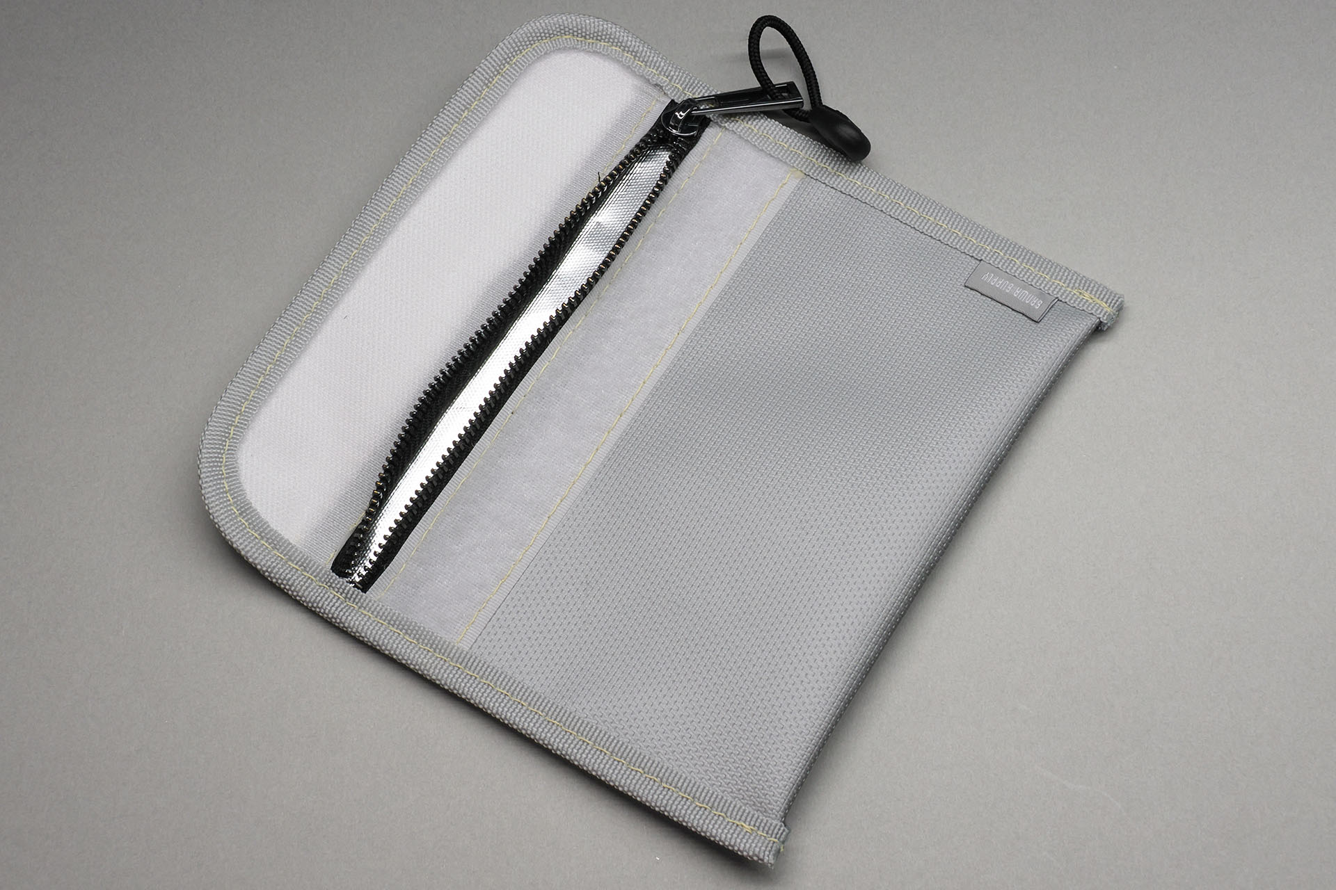 内側がアルミ的な素材。ファスナー付きで、より安全な気がしなくもない。