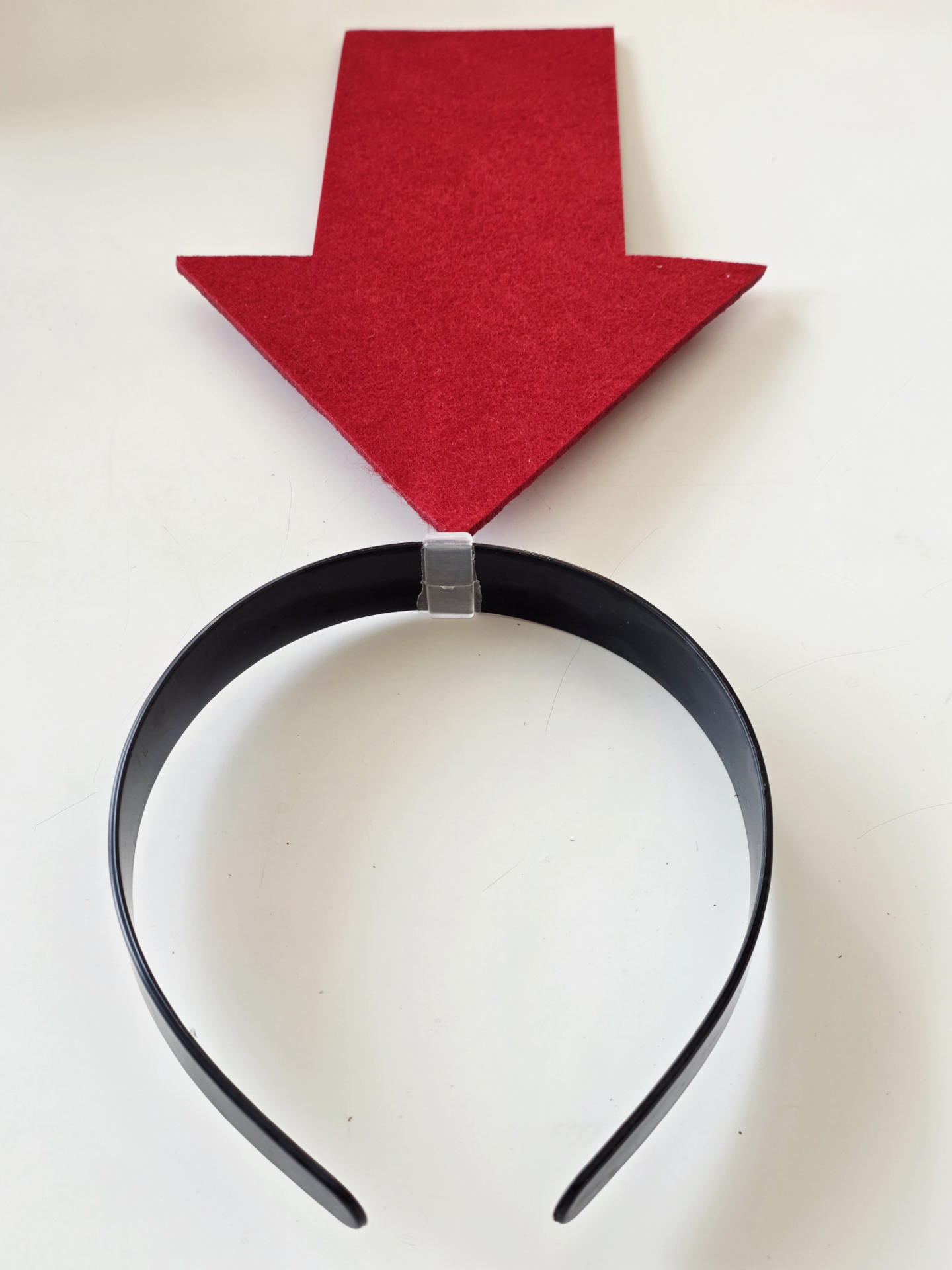 手に入れたのは、撮影時に否応なしに注目を集める「矢印デザインカチューシャ」だ。