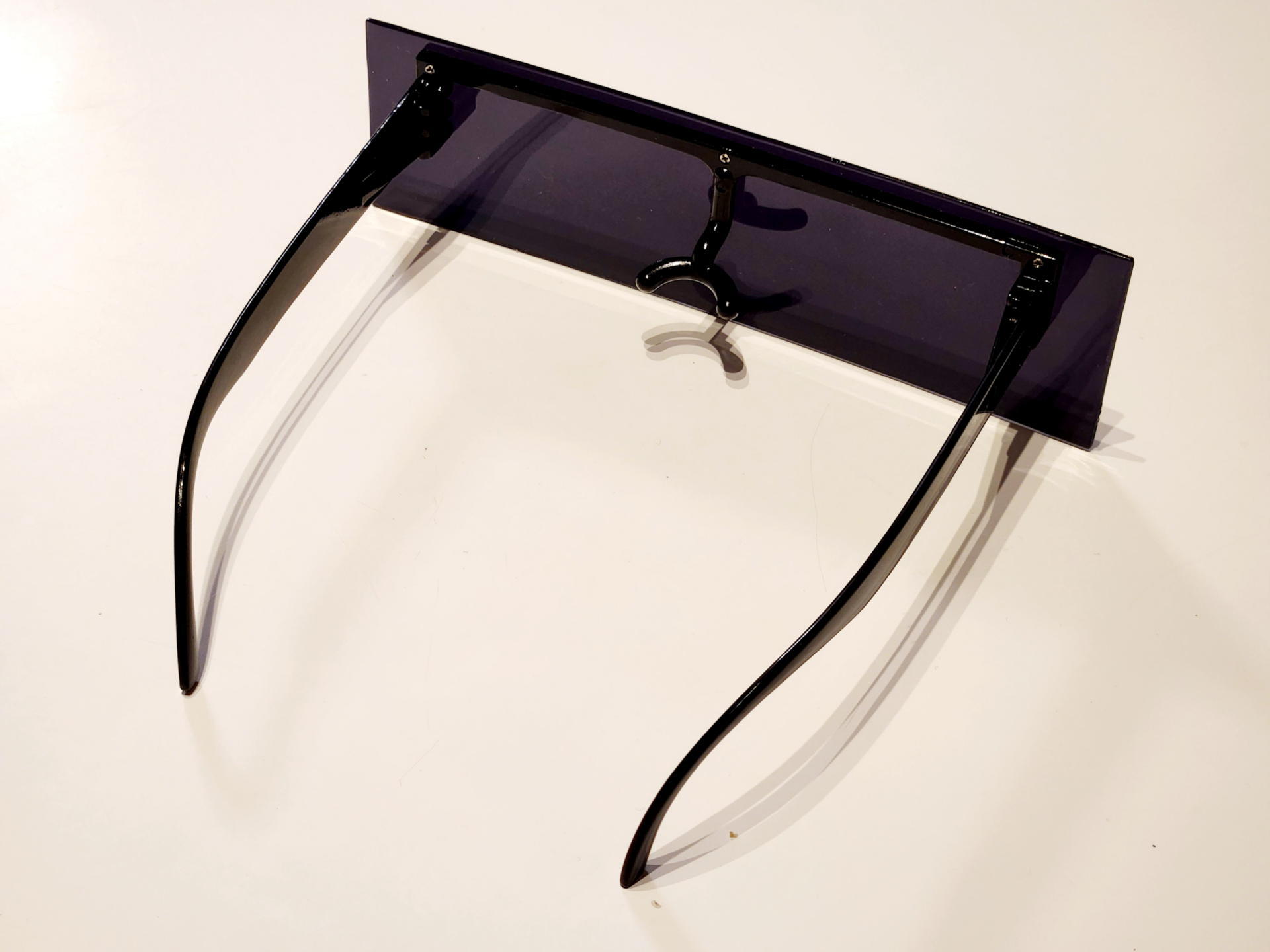 以前ご紹介した目線メガネ。匿名性を守るはずが、かえって衆目を集めてしまう。