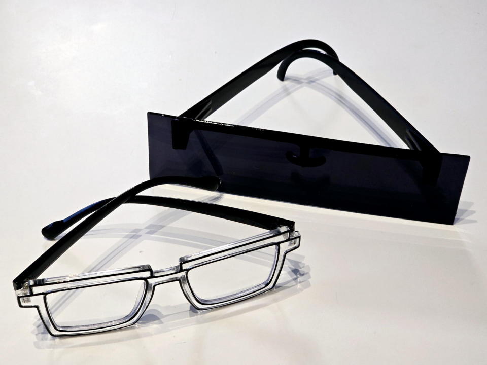 普通？　の眼鏡と並べると、その非日常的な造形が際立つ。