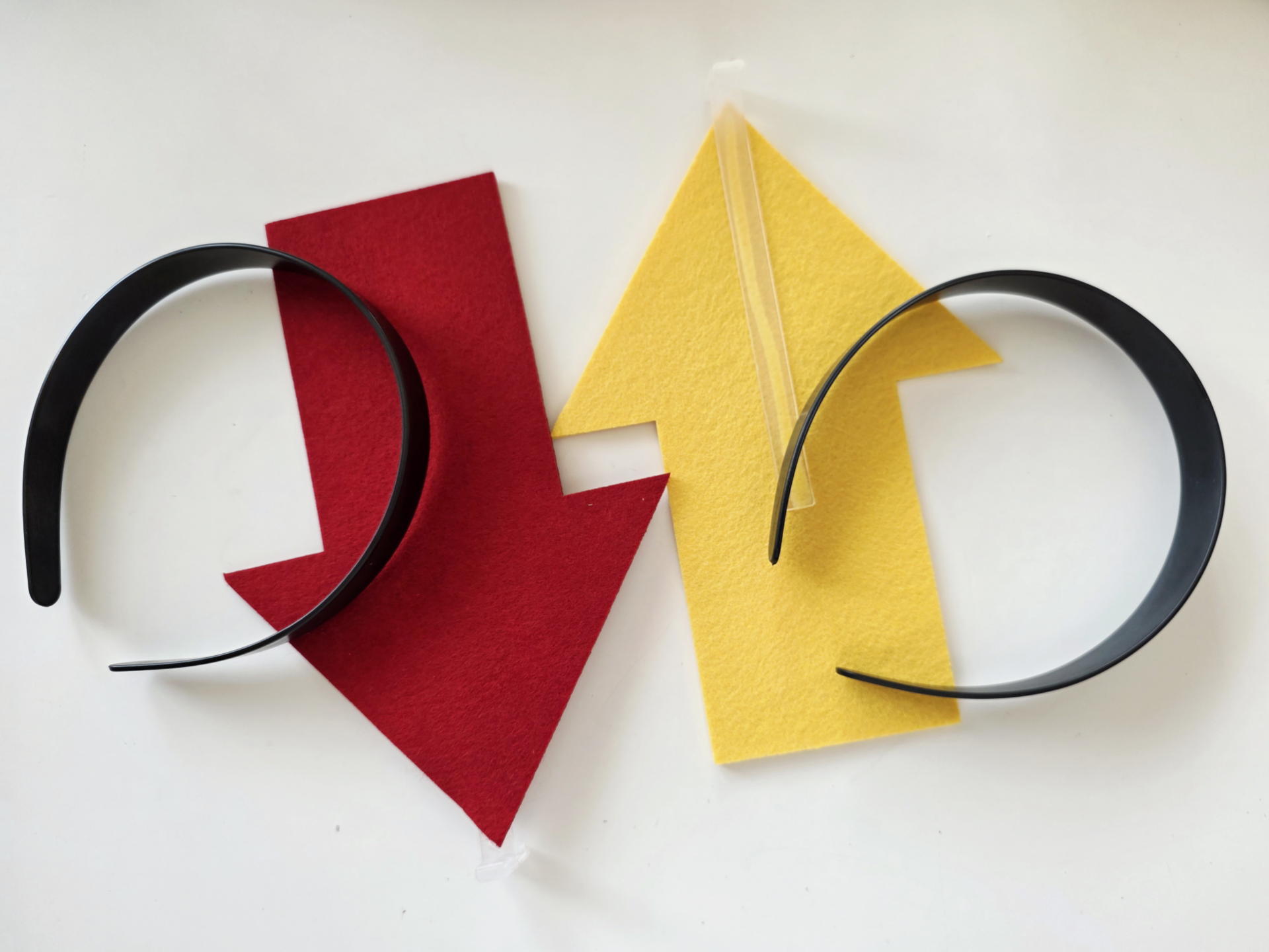 黄色と赤の2色を揃えた。その日の気分や背景色に合わせて使い分けが可能だ。