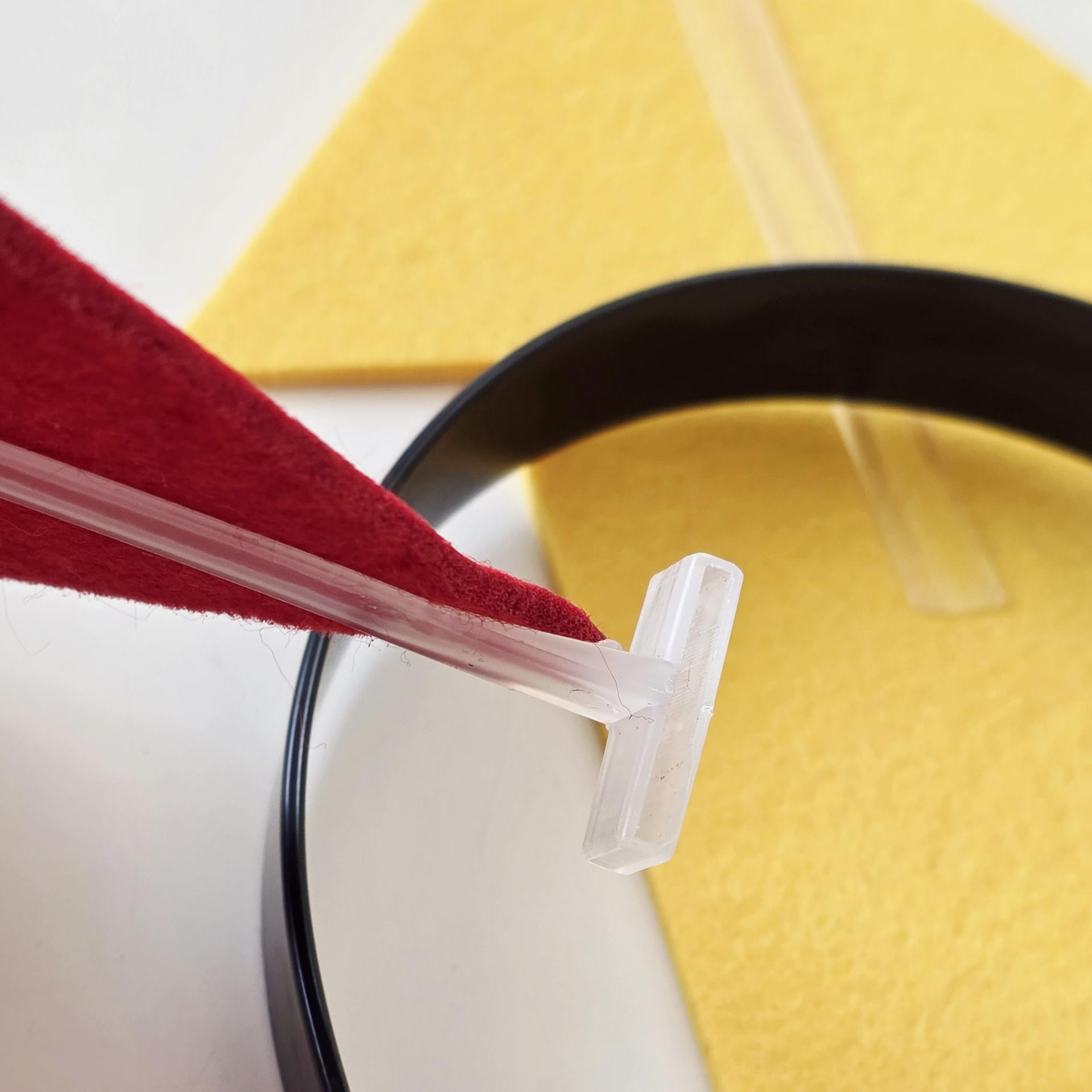 組み立ては数秒。フェルトのループにカチューシャを差し込むだけの親切設計だ。