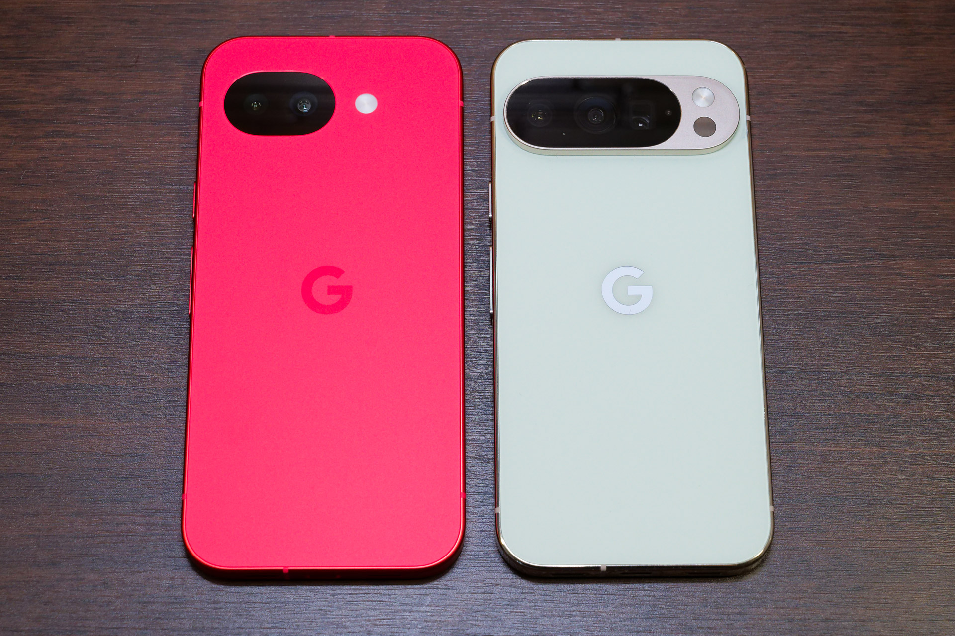 Google Pixel 10a（左）とメイン機のPixel 10 Pro（右）