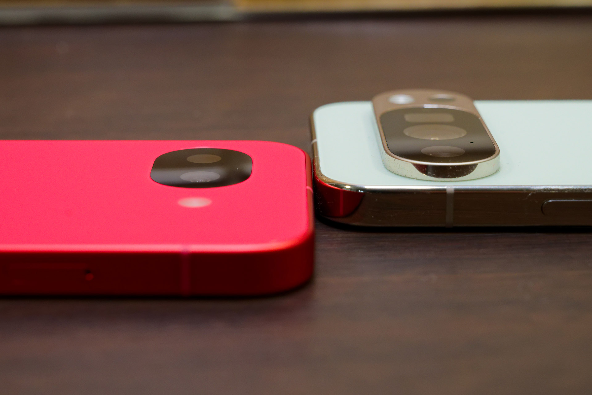 カメラの出っ張りがないすっきりした背面