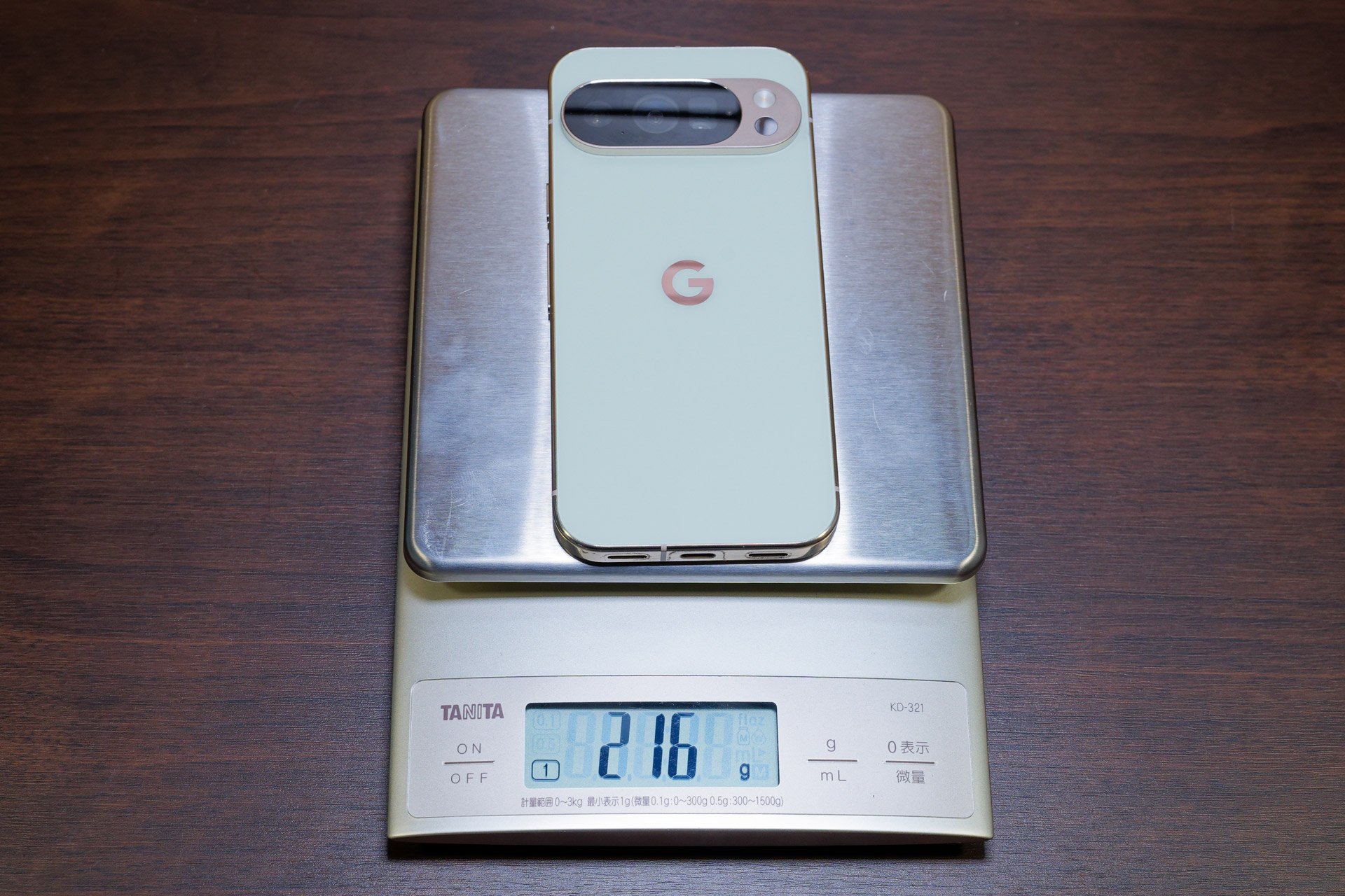 Pixel 10 Proは216g。フィルムを装着しているのでマイナス1～2gでしょうか