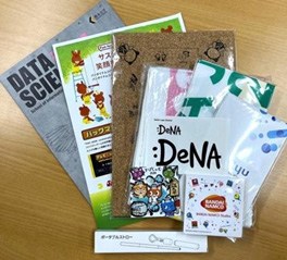 参加者全員に「お楽しみ袋」を配布