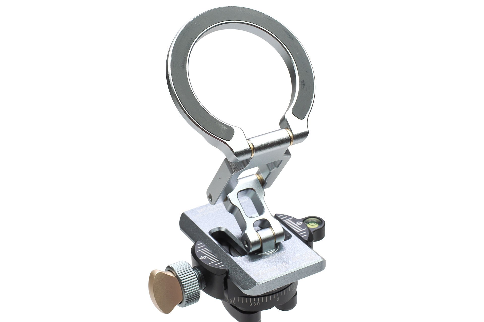 台座部はアルカスイス互換プレート形状なので、アルカスイス互換クランプにセット可能。最小限の手間で三脚などにセットできる。