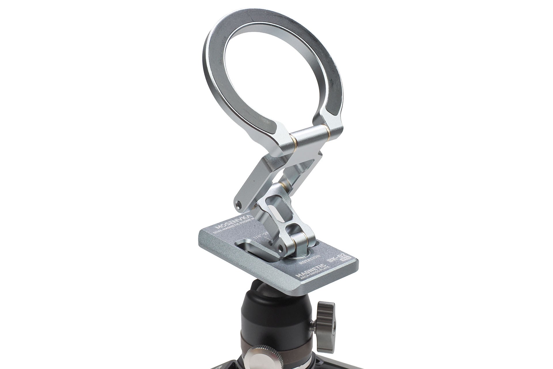 台座部には三脚ネジ穴（1/4-20UNCネジ穴）があるので、一般的な三脚（の雲台）にも容易にセットできる。