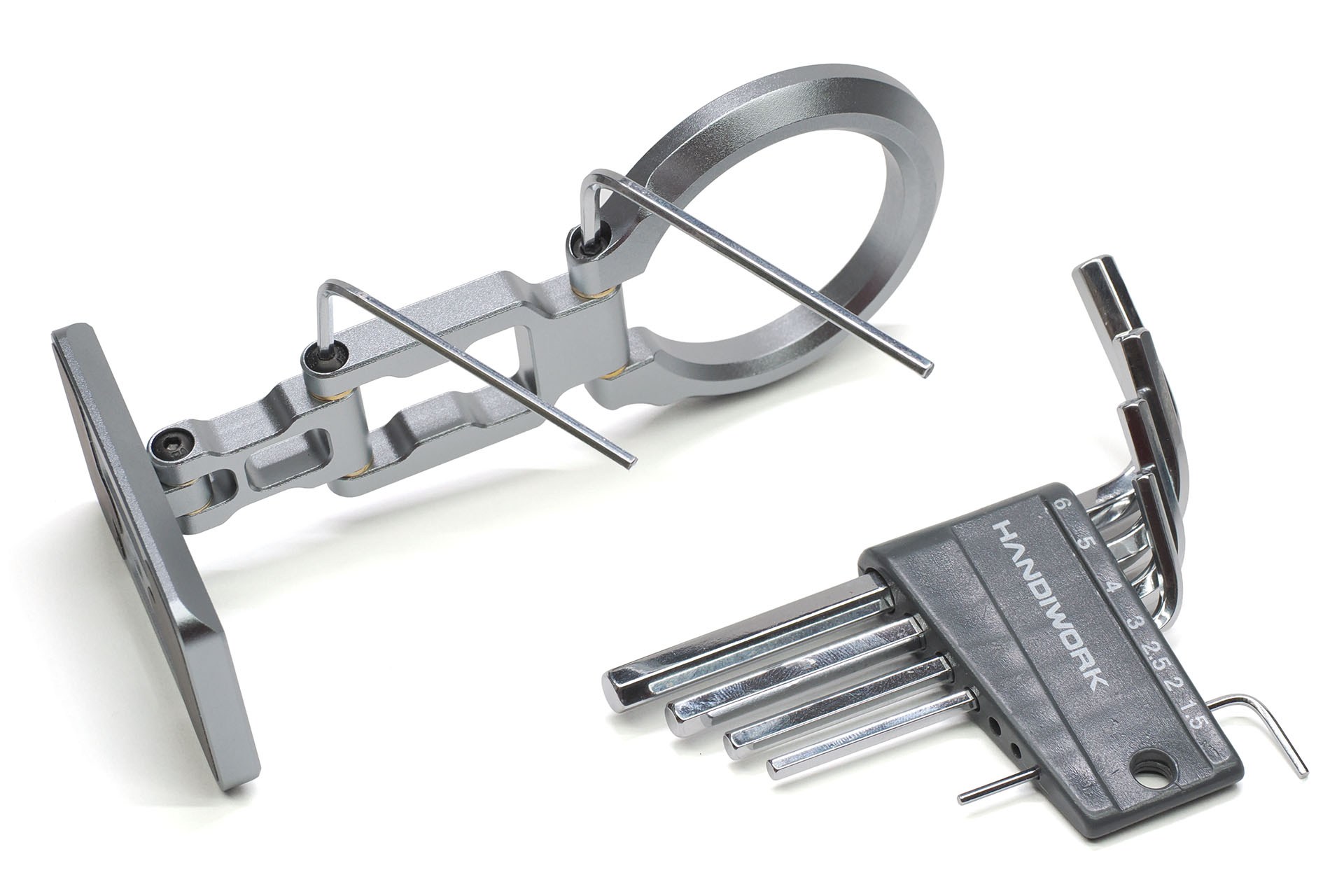 3つの関節部のネジを六角レンチで締めたり緩めたりすることで、関節が動く硬さを調節できる。下の2つのネジは2mmの六角レンチで、MagSafe部のネジは2.5mmの六角レンチで回す。