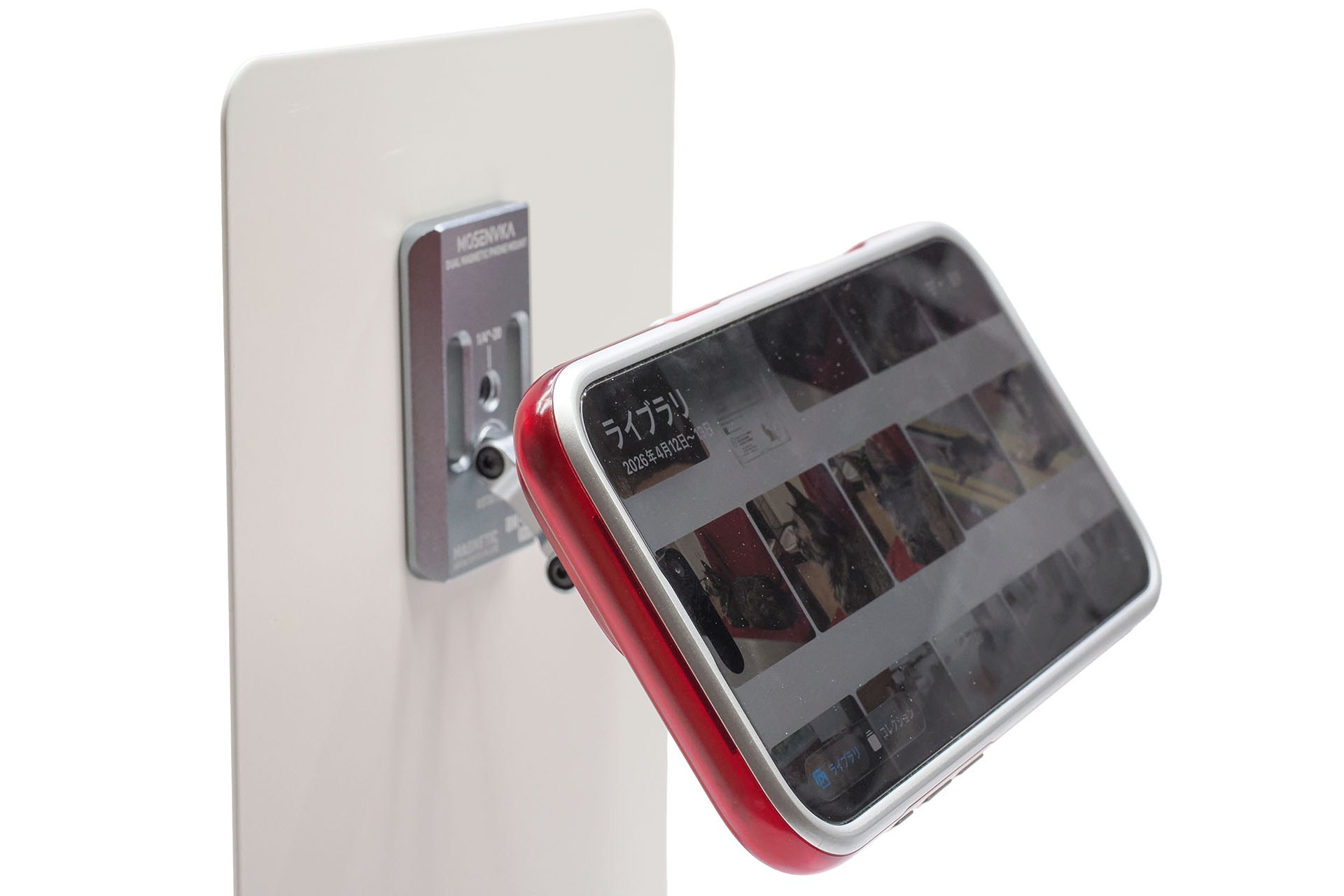 スチール面から伸びたアームにスマートフォンを吸着し放題。冷蔵庫にも、ホワイトボードにも、屋外のスチール手すりなどにも、スマートフォンをセットできまくり♪