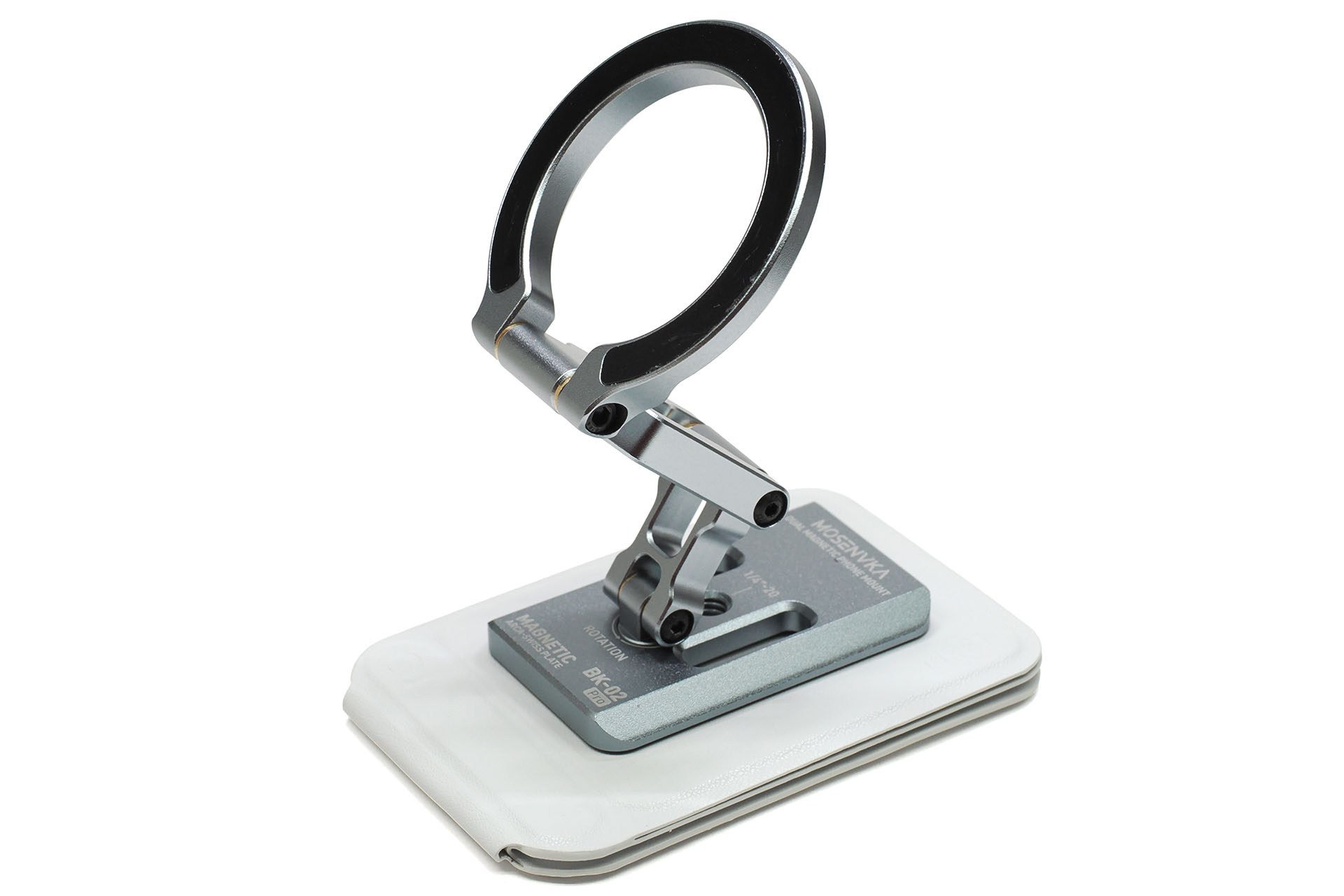 MOFTのMagSafe対応スマートフォン用スタンドともミョーに相性がイイ。たとえば「MOFT 七変化マルチスタンド - MagSafe対応」はスチールプレートを内蔵していて、そこにMOSENVKA「BK2-PRO」がシッカリ吸着する。ので、より安定的に自立させるための「大きめの追加台座」としても使える。