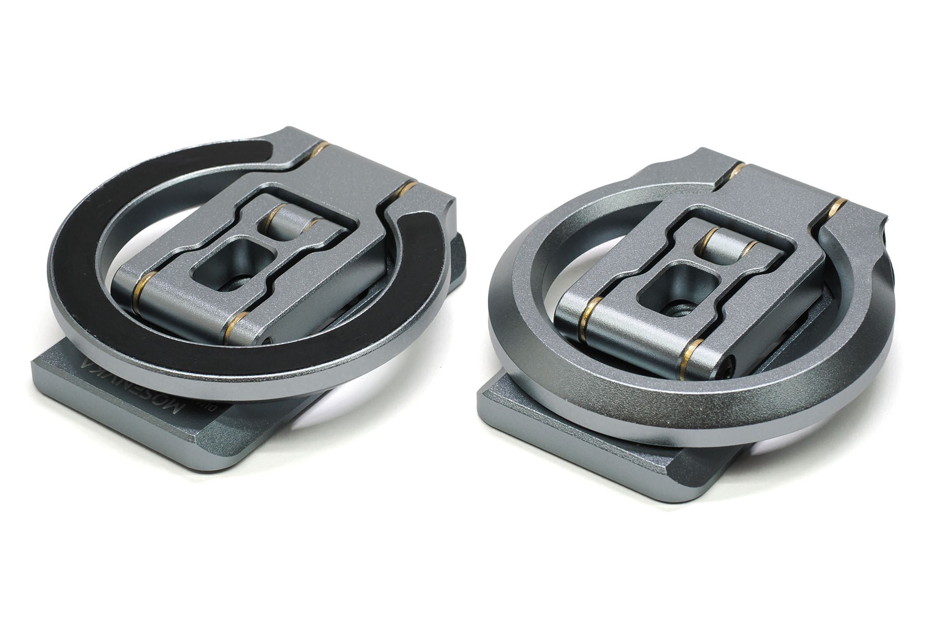 MagSafe吸着面を表に出した状態でも、裏にした状態でも折りたたむことができる。