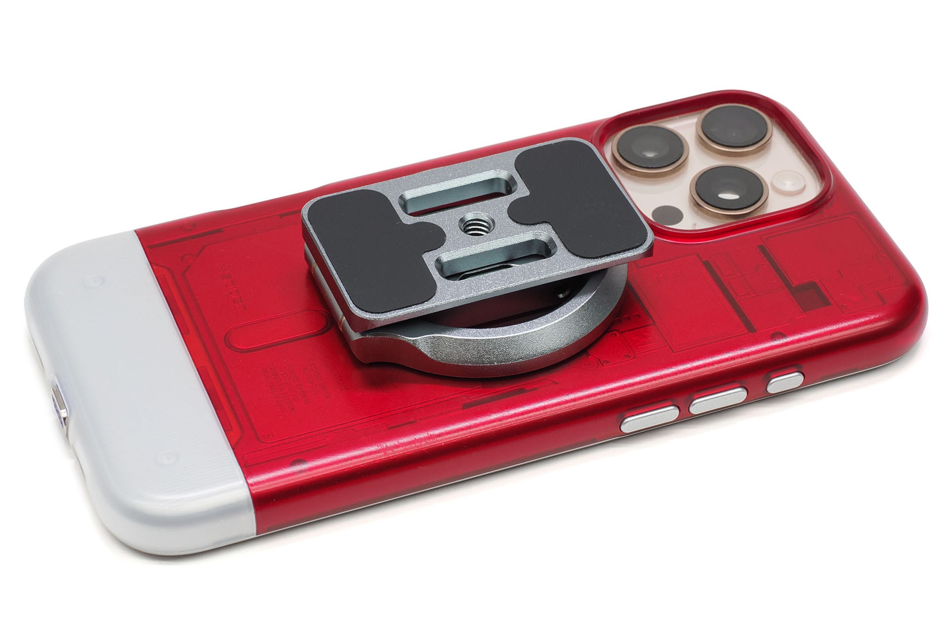 MagSafe吸着面を表に出してたためば、そのままスマートフォンにMagSafe吸着する。その状態のスマートフォンをスチール面に吸着させることができる。