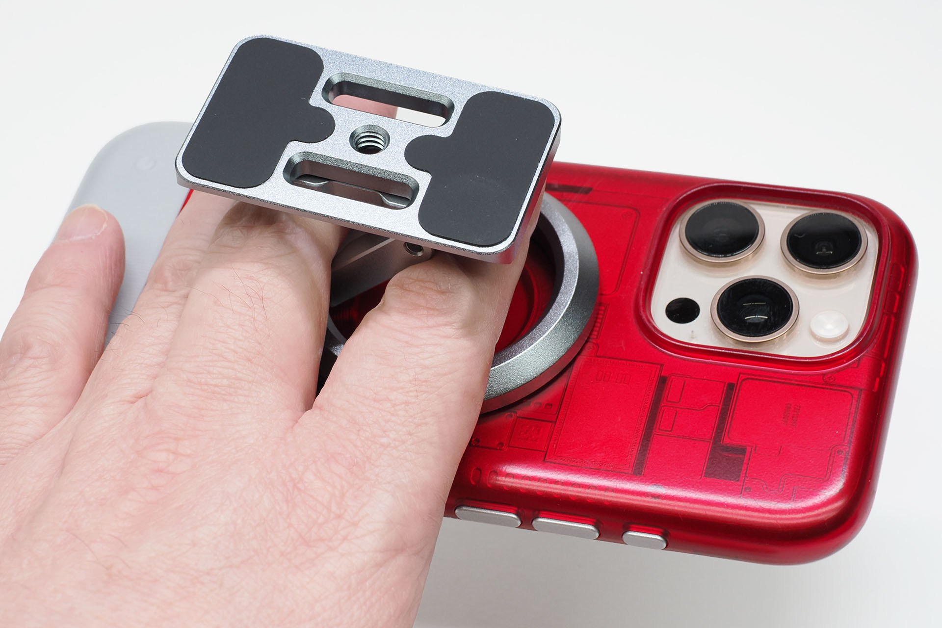 アームを少し伸ばせばスマートフォン保持のための引っ掛かり（スマホリング的な）としても使えたりする。……ちょっと痛いかも、だけど。