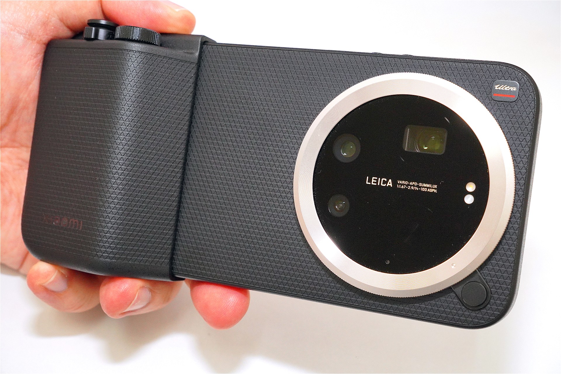 仕事用カメラとしてXiaomi 17 Ultraを購入した。写真はPhotography Kit Proを装着したXiaomi 17 Ultra