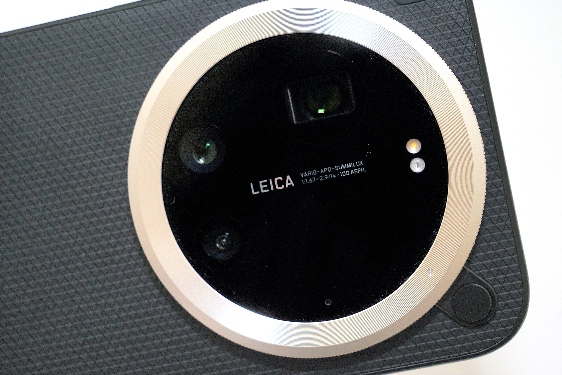 Xiaomi 17 Ultraには、75mmから100mmで可変する望遠カメラが搭載されている。2億画素と画素数も高く、切り出しで200mmまで劣化がほぼないズームを行える