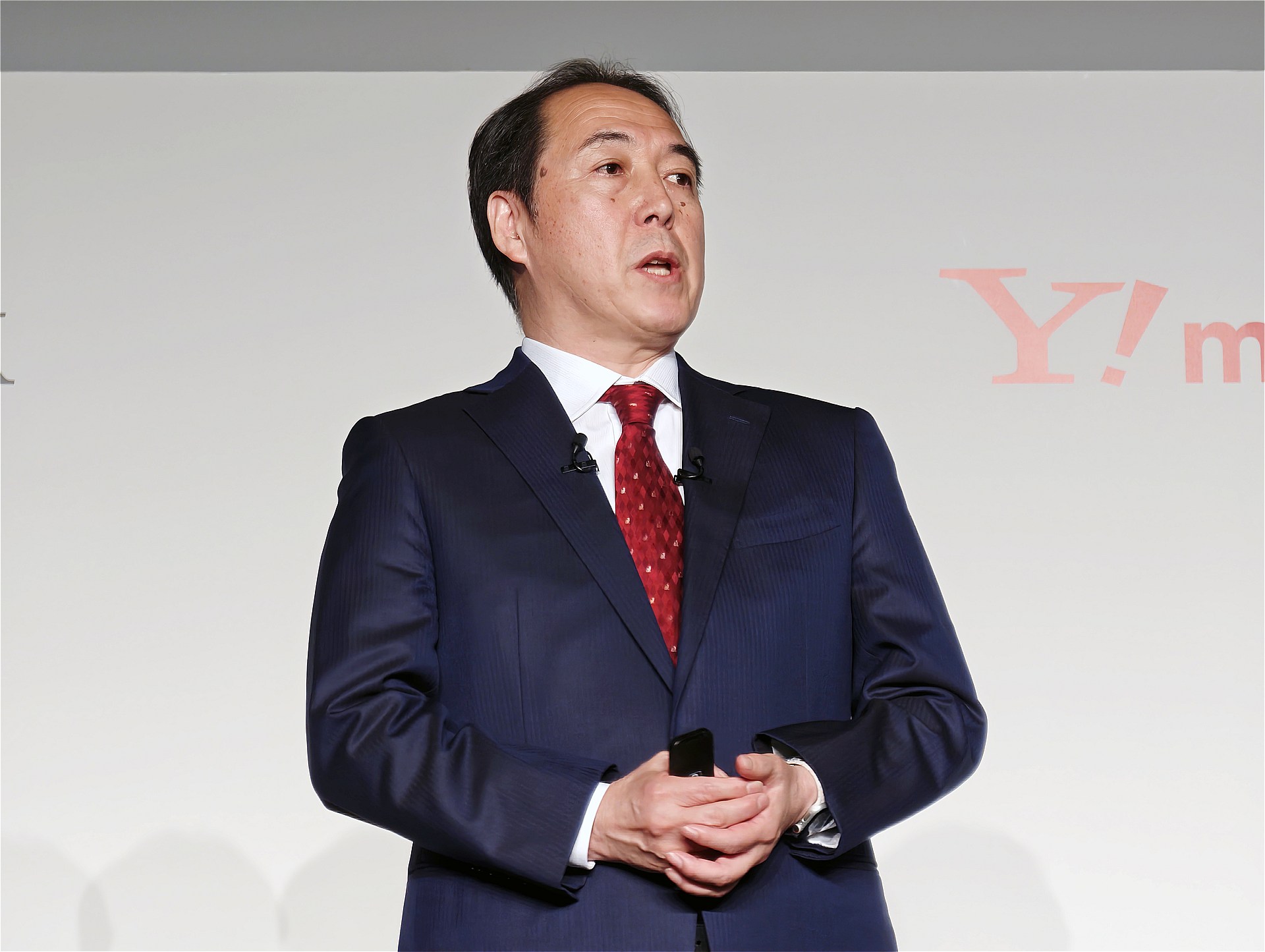 望遠カメラを使うと、発表会などで壇上の人物に寄って撮影することも可能だ。写真はソフトバンクの発表会に登壇した寺尾氏