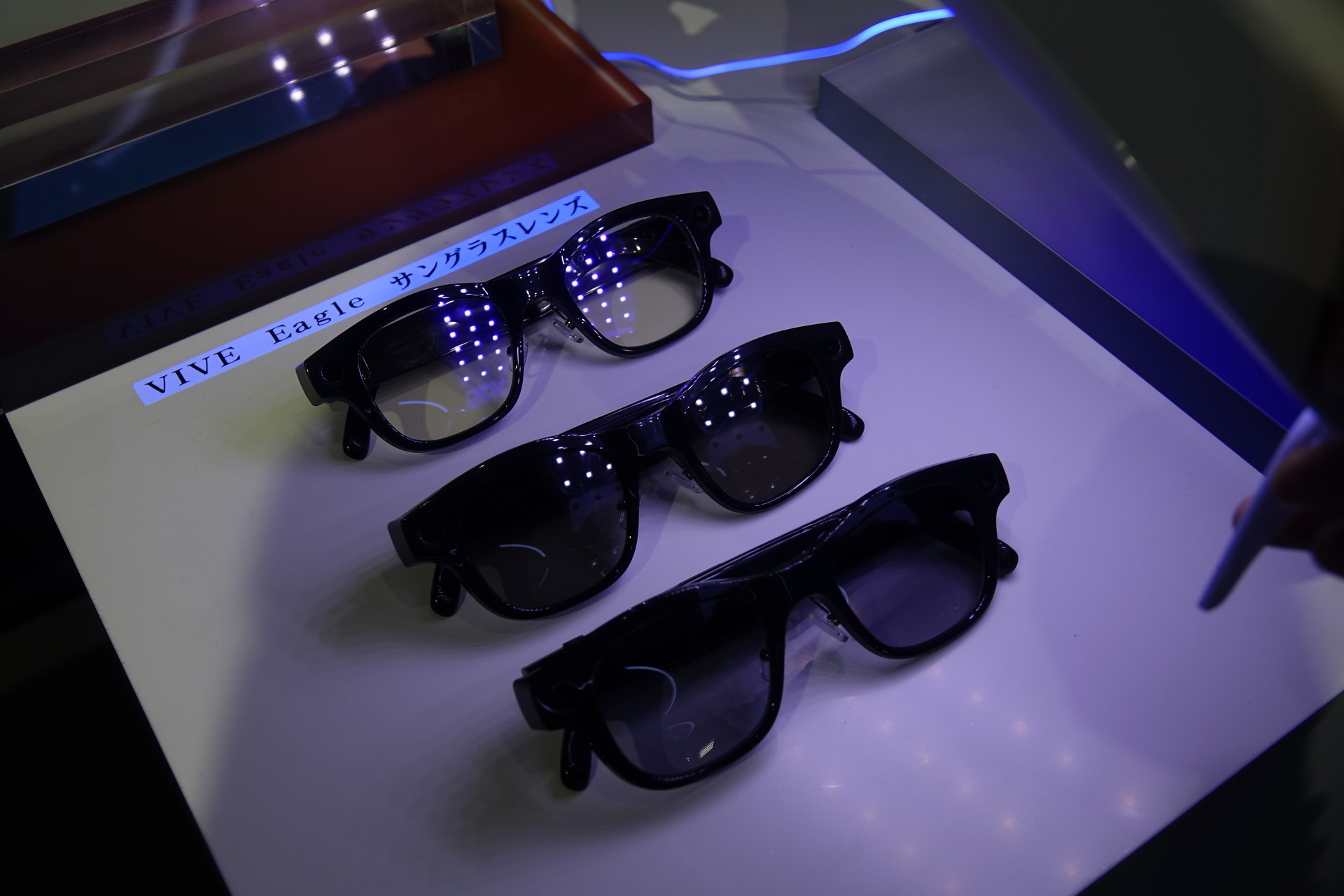 上からクリアレンズ、サングラス、調光レンズ