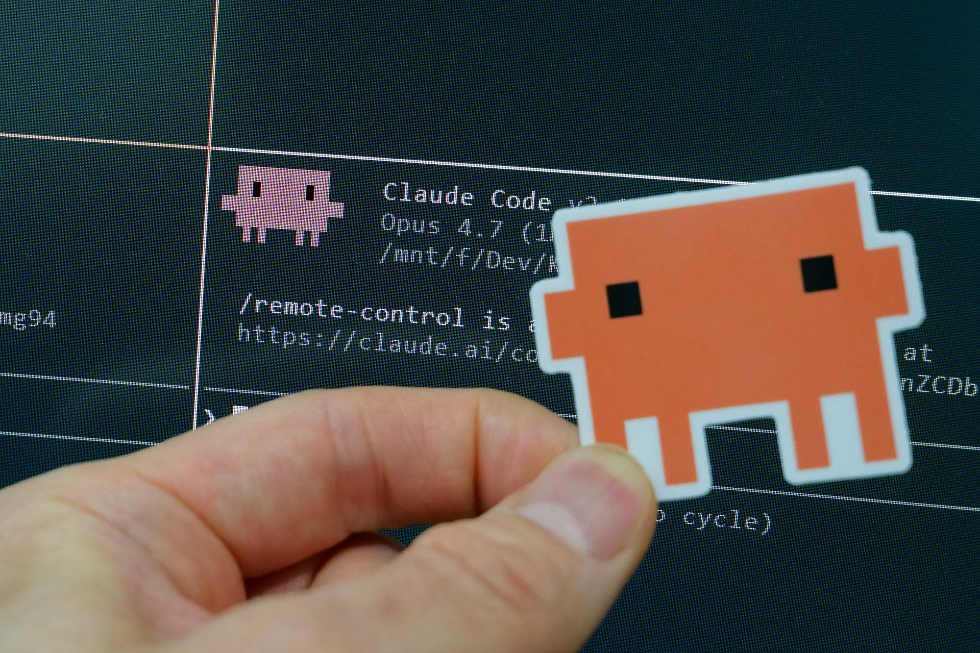 ターミナル版のClawdを模しているなら縁も黒くすべきだと思うのですが……