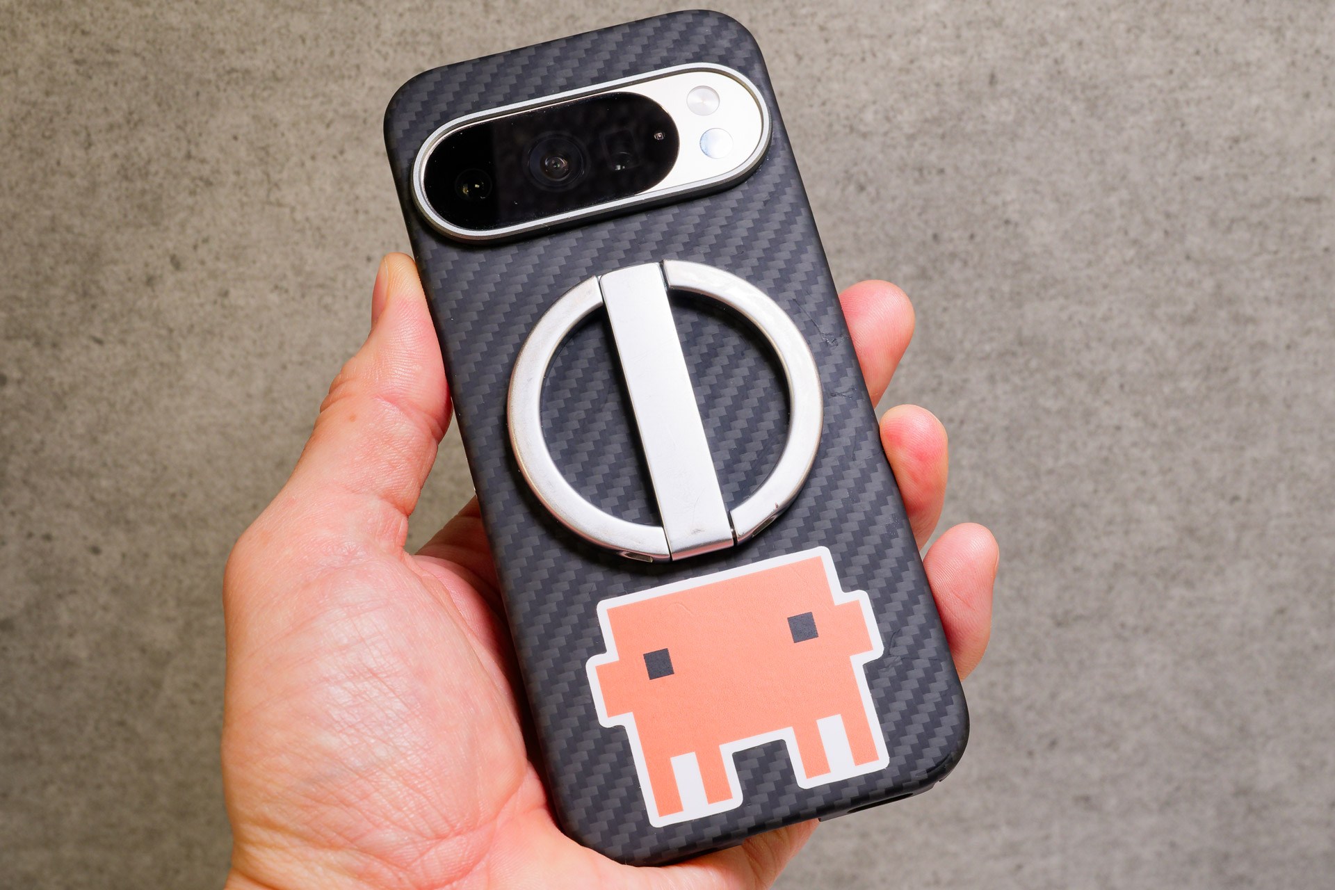 スマホのケース背面に貼り付けてみたところ