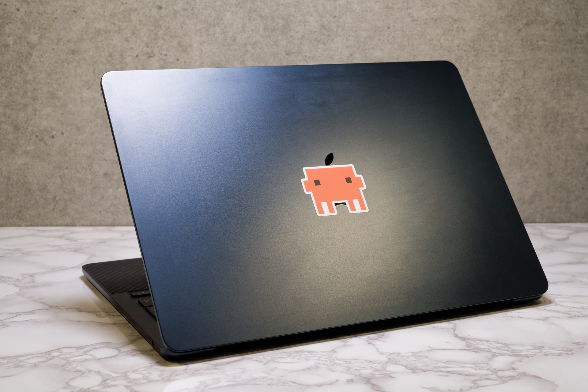 MacBook AirだとAppleロゴがギリギリ隠れないサイズ