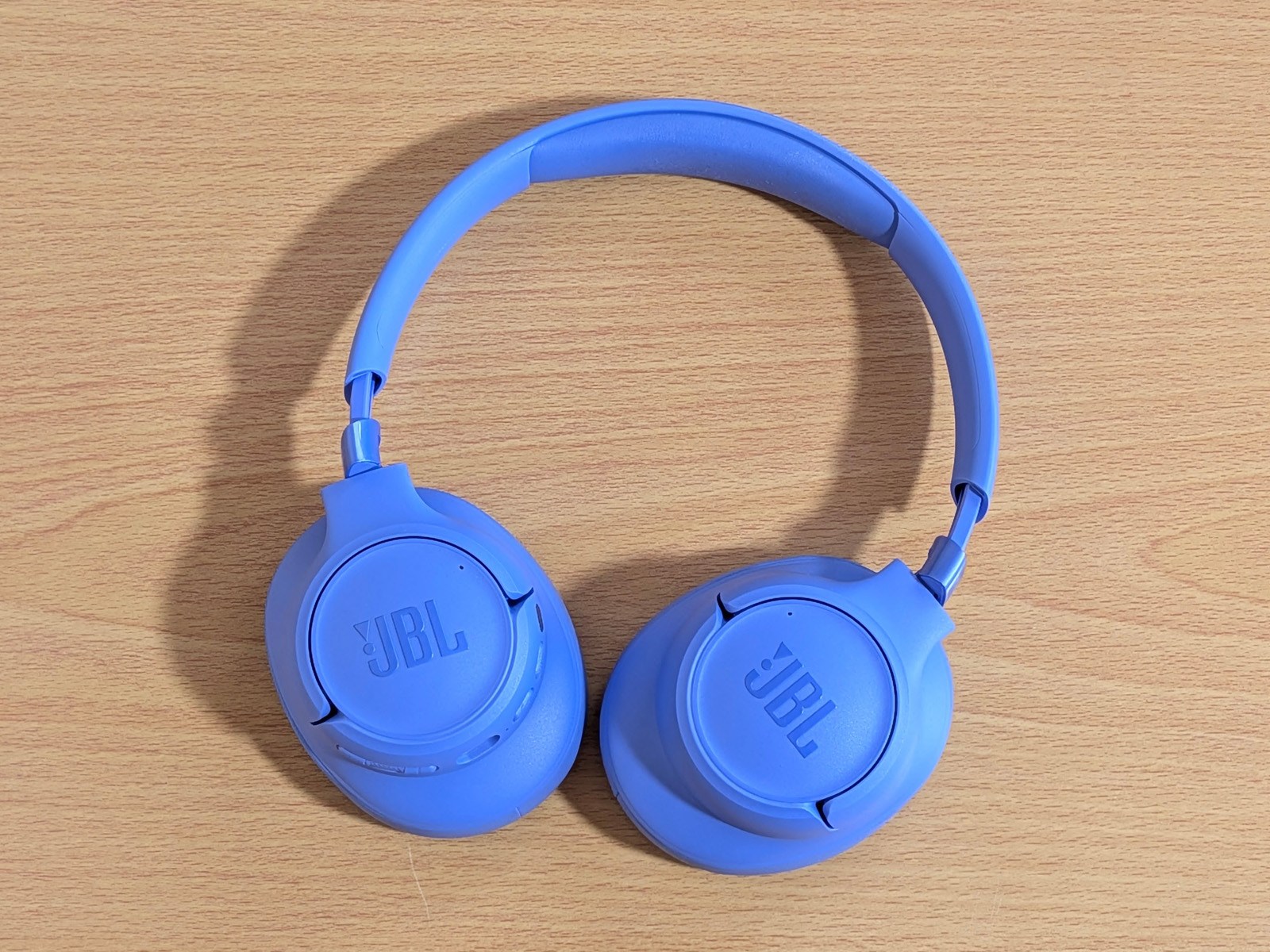 かなり大ぶりな製品ではありますが、ハウジング部がこのように回転するのでカバンなどには比較的入れやすいはず