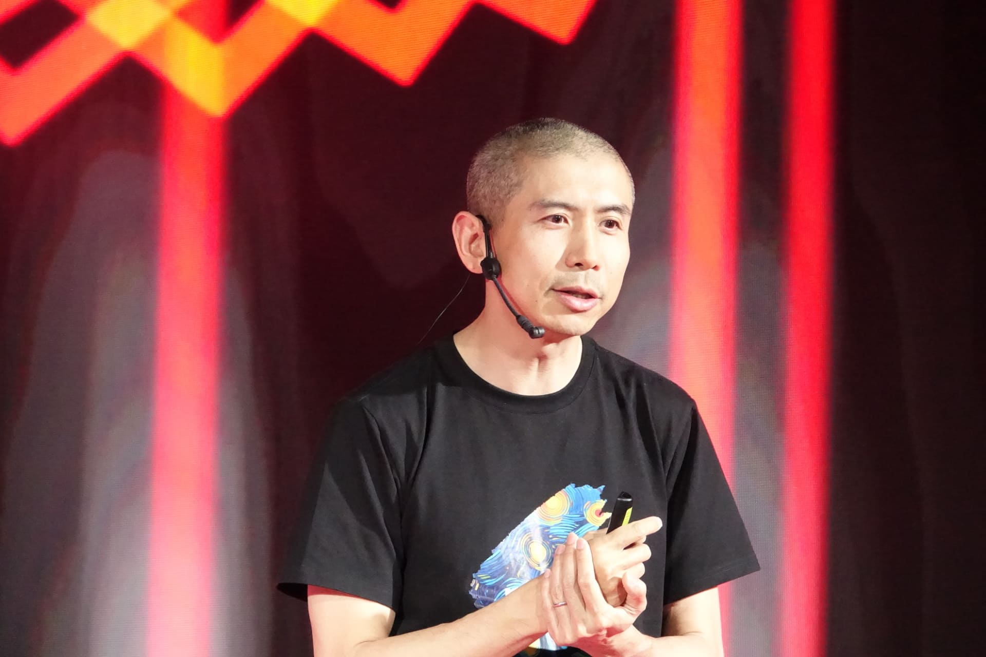 商品企画本部長の鄧氏