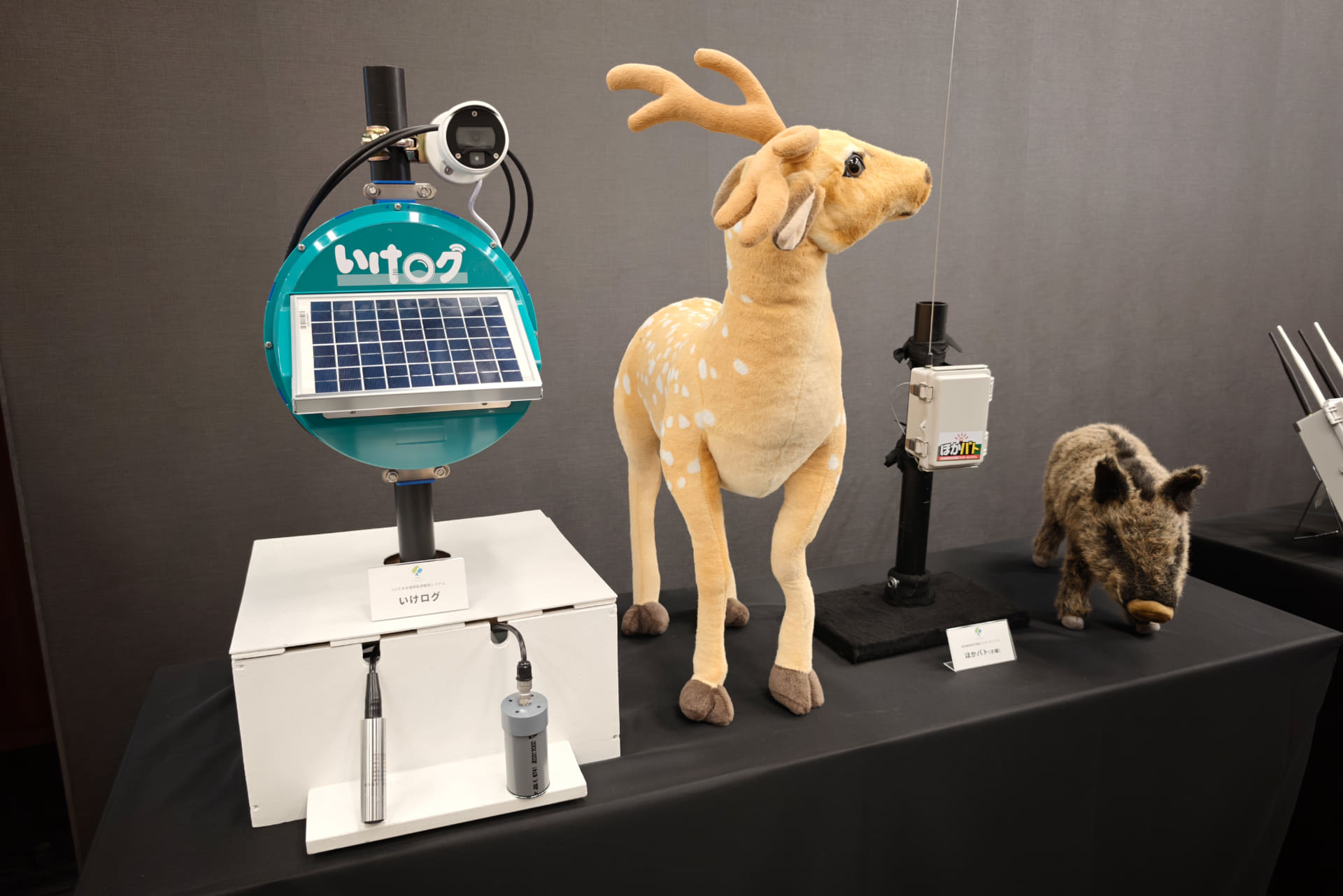 アイエスイーのため池監視観測システム（左）と捕獲パトロールシステム（右）