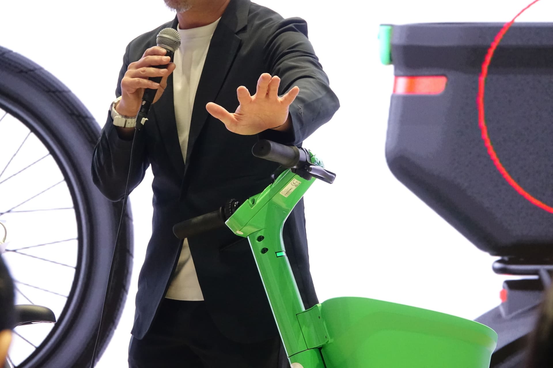 プロトタイプモデル（左）、先代モデルとサドル、ペダル、ハンドルの高さはそのままに機能改善された（右）