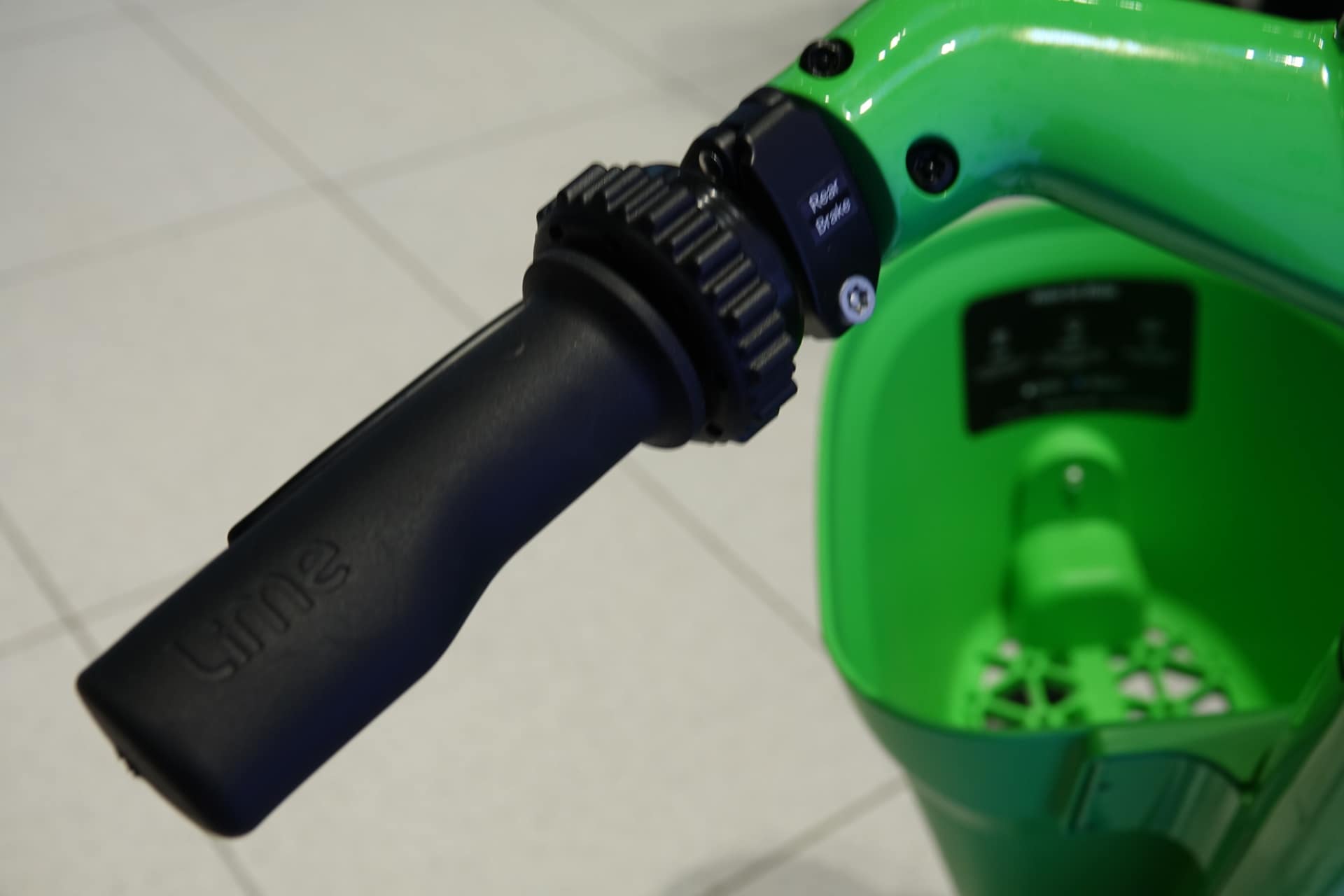 インジケーターと、その上に備えられたスマートフォン固定用パッド