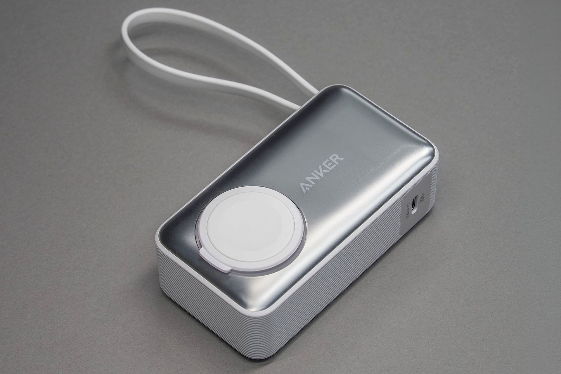 使っていたのは、Ankerの「Anker MagGo Power Bank (10000mAh, 35W, For Apple Watch)」。容量10000mAh/合計最大出力35Wのモバイルバッテリーで、USB-CケーブルおよびApple Watch充電器を内蔵している。直販価格は9990円。