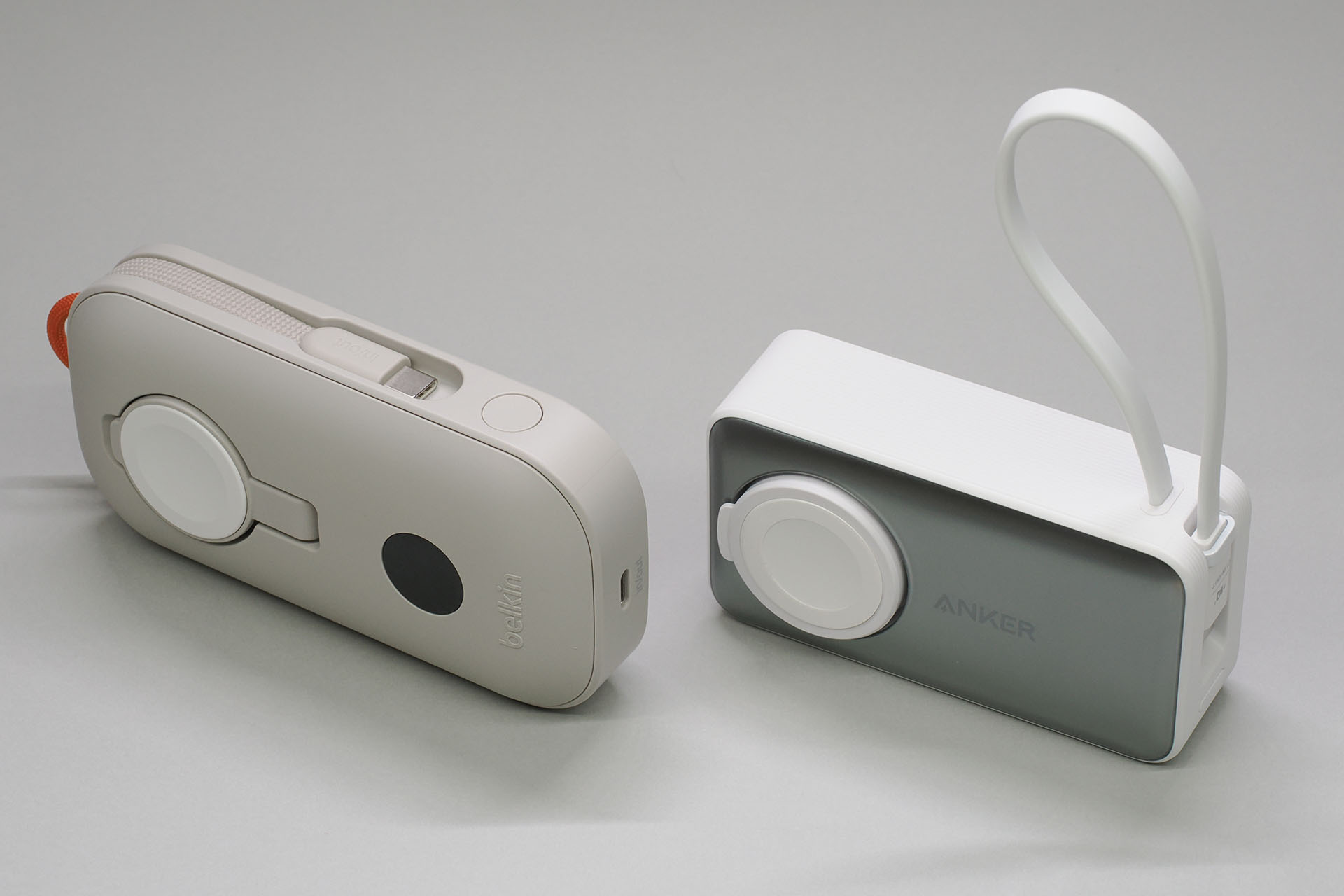 内蔵のケーブルで充電を行わない場合、BoostChargeではケーブルが本体へと完全に収納される一方、MagGoではケーブルをストラップとして使えるような状態になる。