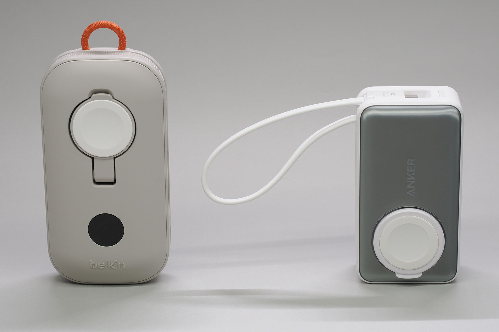 BoostChargeには細いロープのようなストラップホール（？）がある。MagGoは内蔵ケーブルをそのままストラップとして使える（ただし手首を通せるほどループは大きくない）。