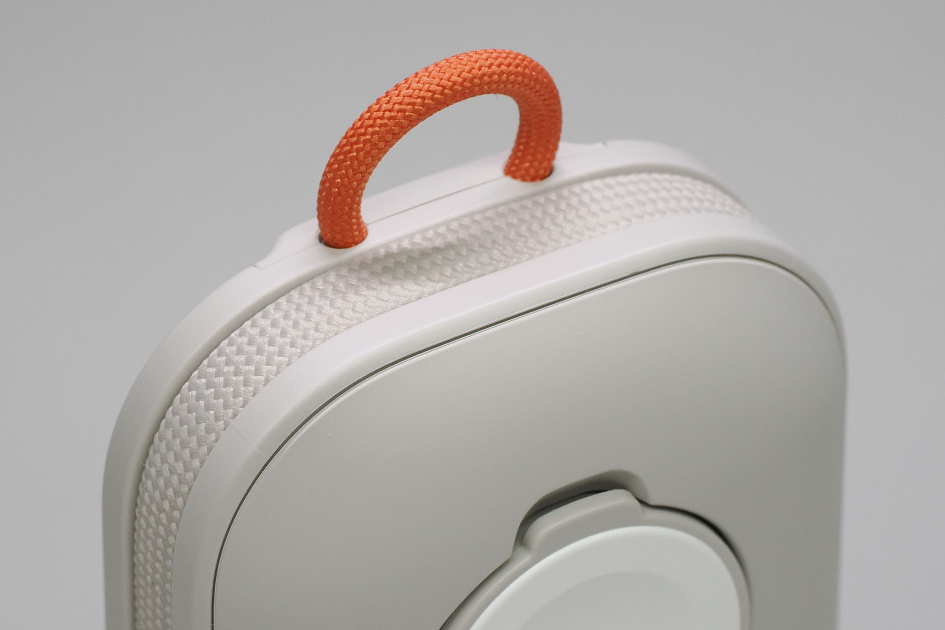 BoostChargeに内蔵されている細いロープのループ。やや硬めで頑丈な雰囲気。ただし指を通すためのループサイズではなく「小指を通せる人もいるかも？」というサイズだ。