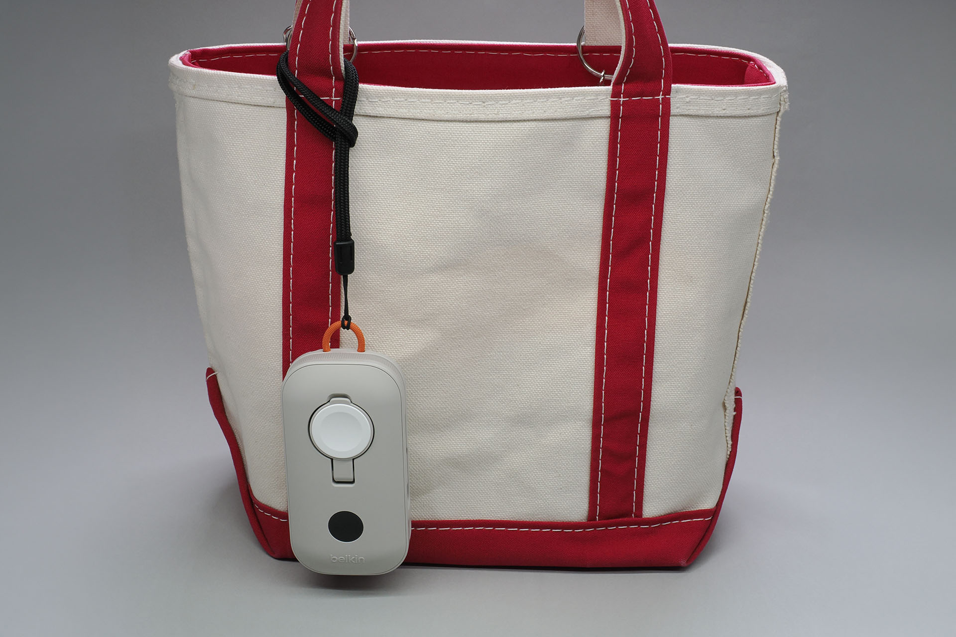 別途ストラップなどを用意すれば、BoostChargeを手首から提げたりバッグに吊るしたりできる。