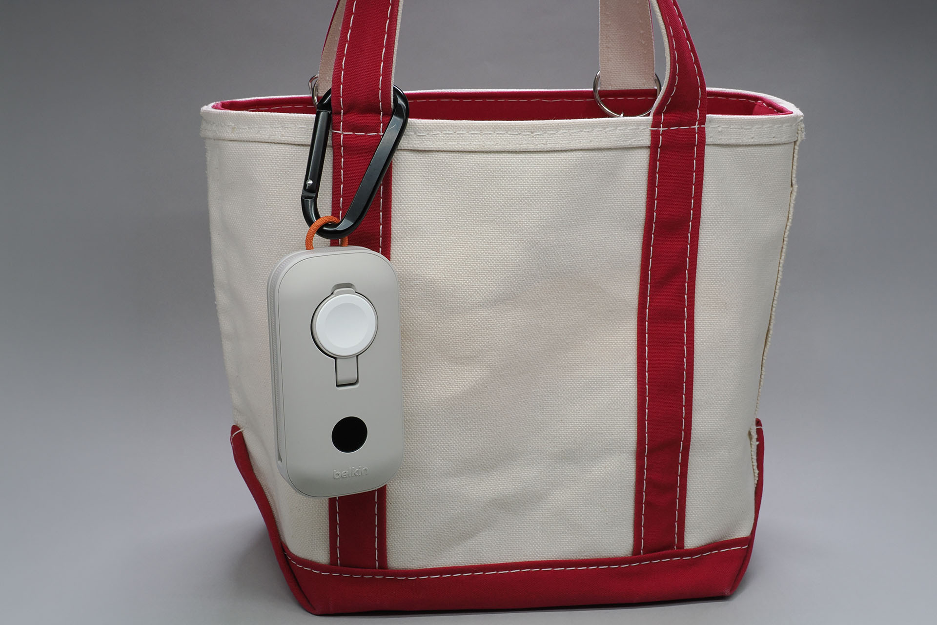 カラビナを使ってバッグに吊るしたりも。