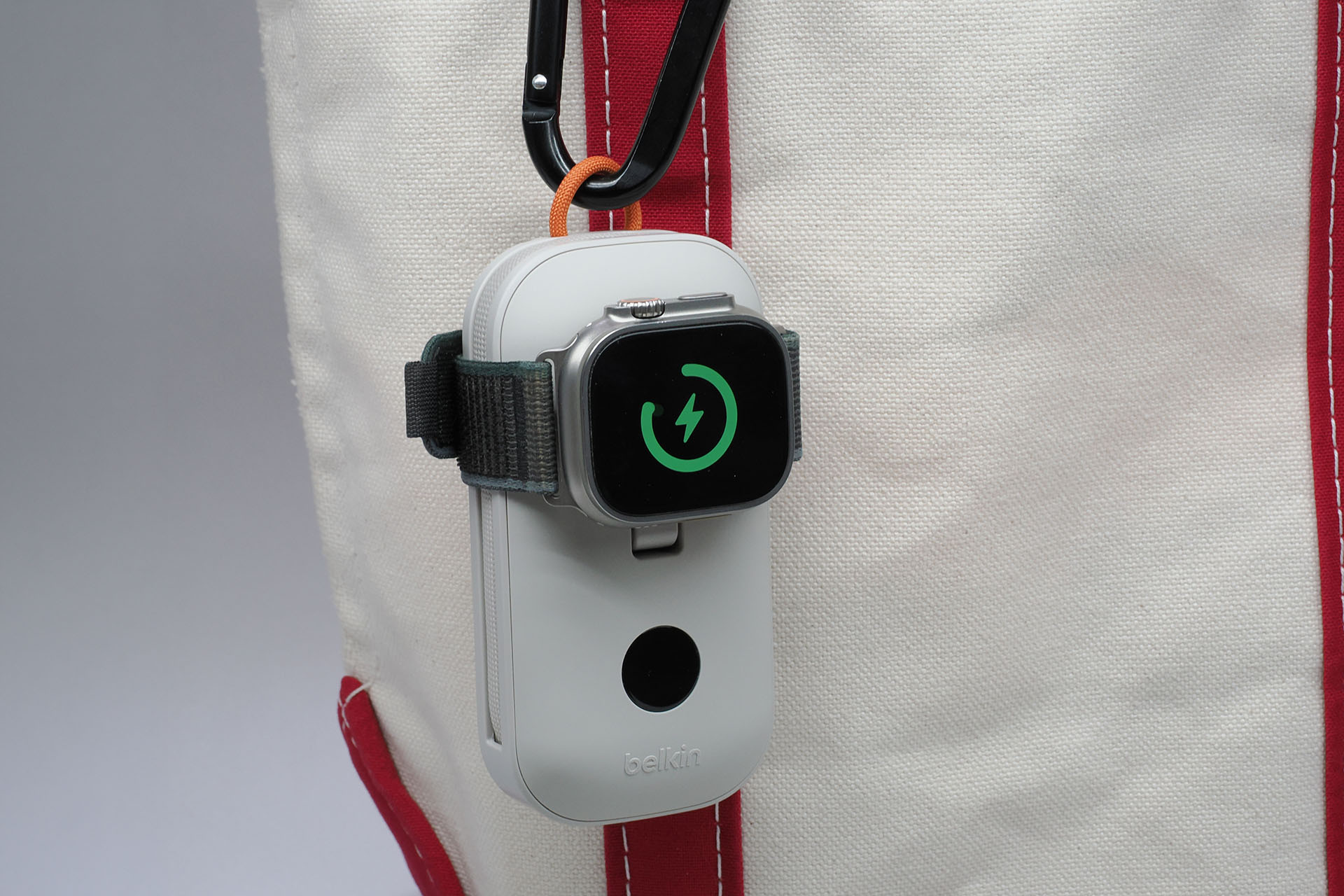 吊るした状態でApple Watchを充電できる（ただししっかりとバンドを巻き付けないと落下のリスクがある）。