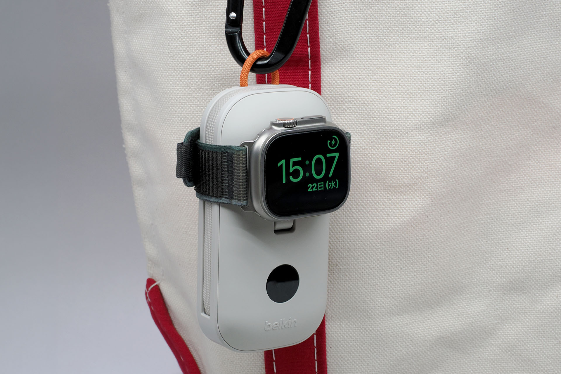 振動や衝撃が加わると、Apple Watchが時刻表示状態になる。