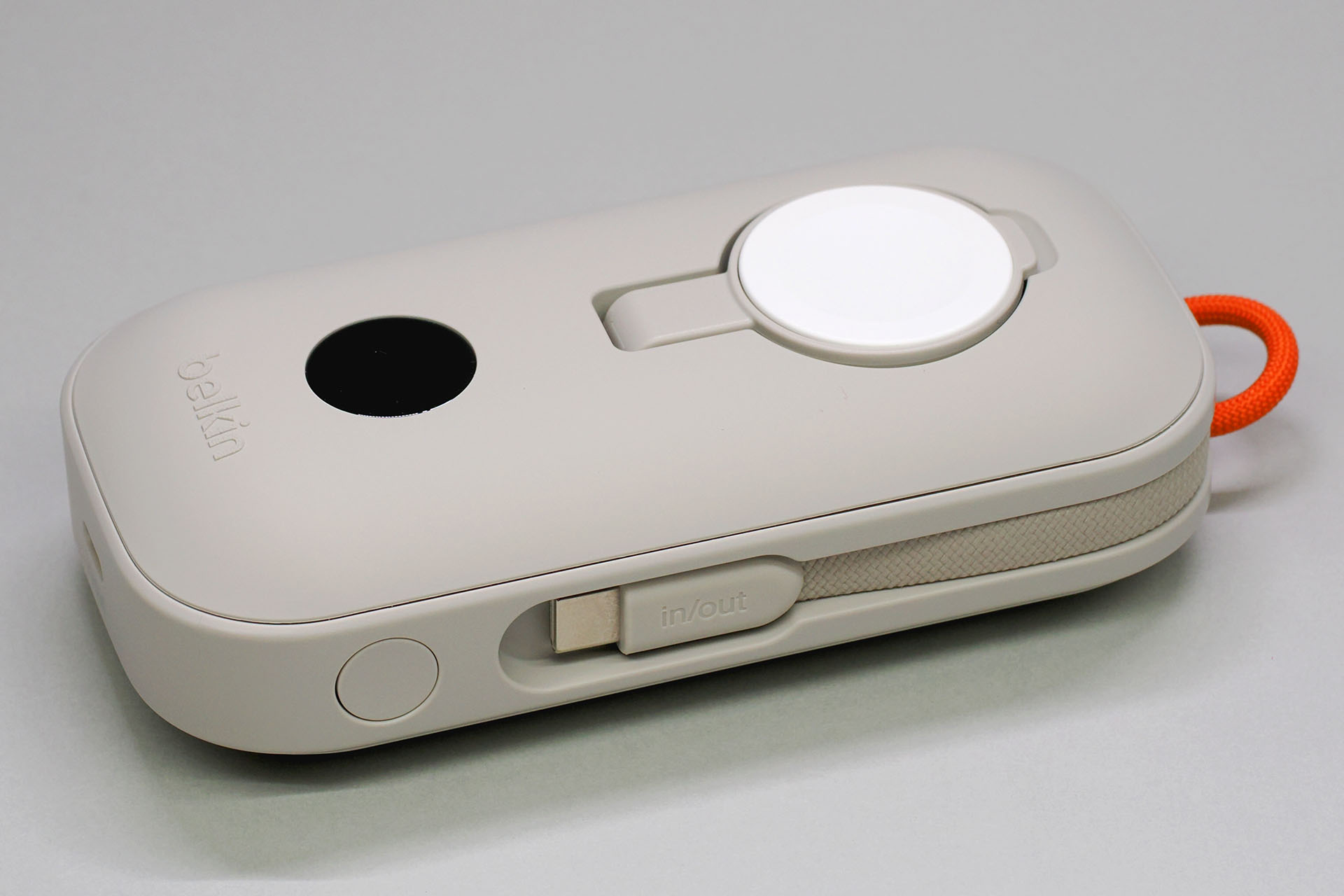 サンドホワイトはグレーにうっすらとベージュが見え隠れするといった色調で、オレンジ色のループともマッチしたカラーだと感じられる。静かで奥ゆかしいデザインだとも感じる。