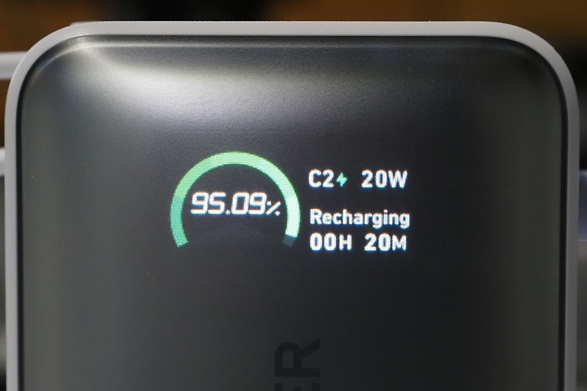 MagGo本体を充電しているときの表示。バッテリー残量が小数点以下2桁のパーセンテージ表示される。満充電までの時間も表示される。最大30Wの充電に対応。また凝ったことに、ボタンを押すことで表示を180°回転させられる（上下反転）。